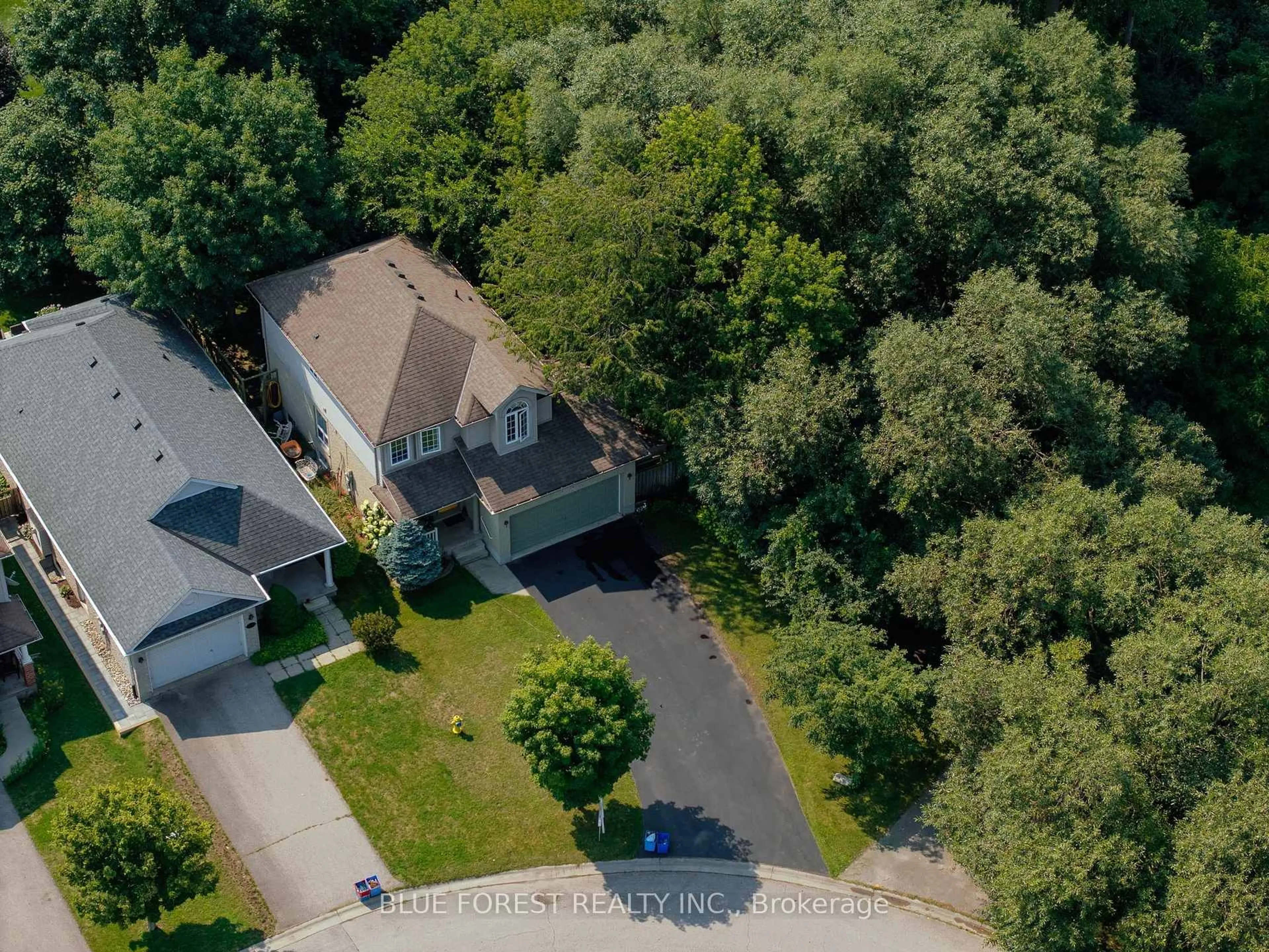 A pic from outside/outdoor area/front of a property/back of a property/a pic from drone, street for 1233 Crosscreek Cres, London East Ontario N5Y 6H6