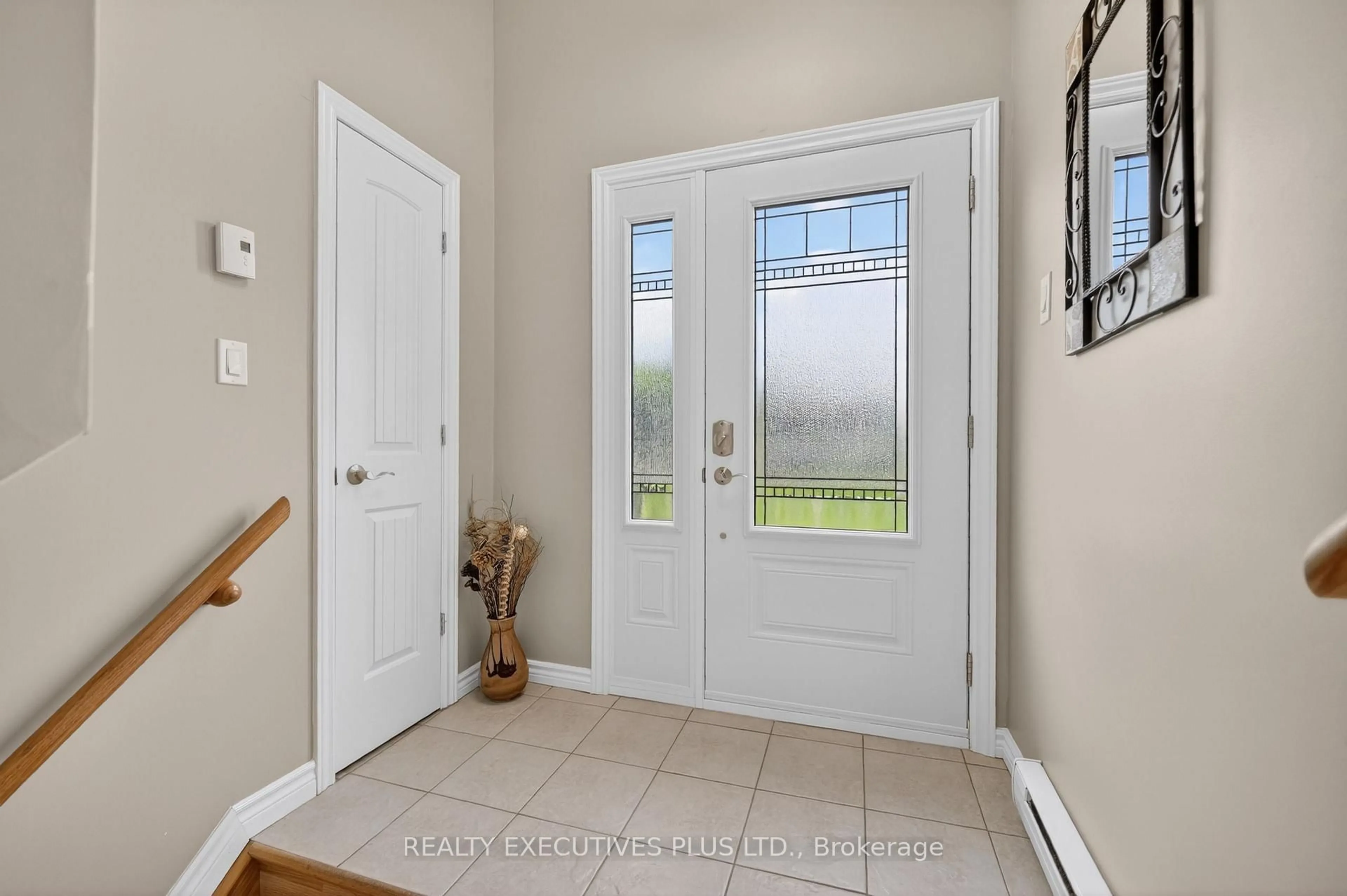 Indoor entryway for 10 Potvin St, Clarence-Rockland Ontario K0A 1E0