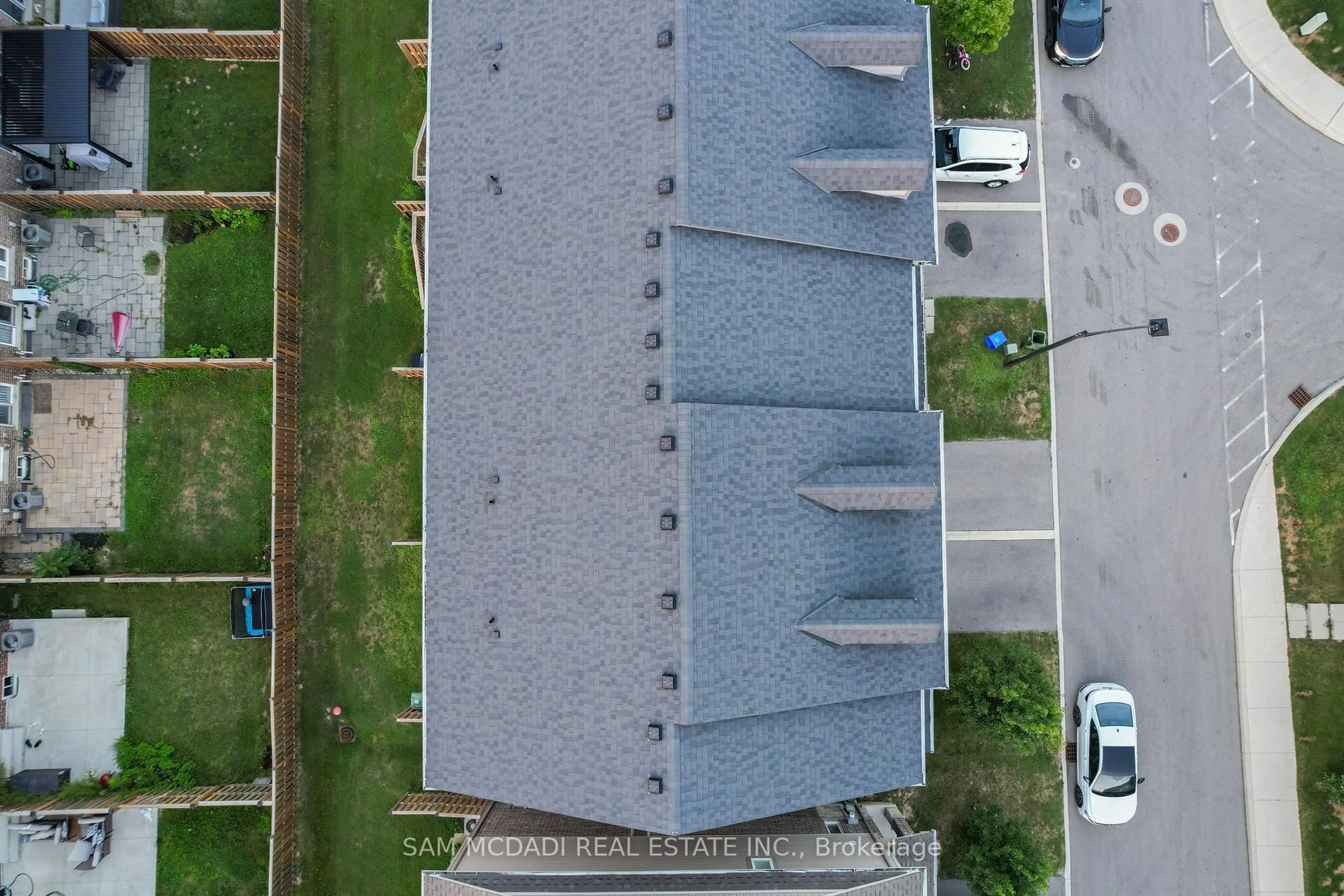 A pic from outside/outdoor area/front of a property/back of a property/a pic from drone, building for 26 Dayman Dr, Hamilton Ontario L9K 0J9