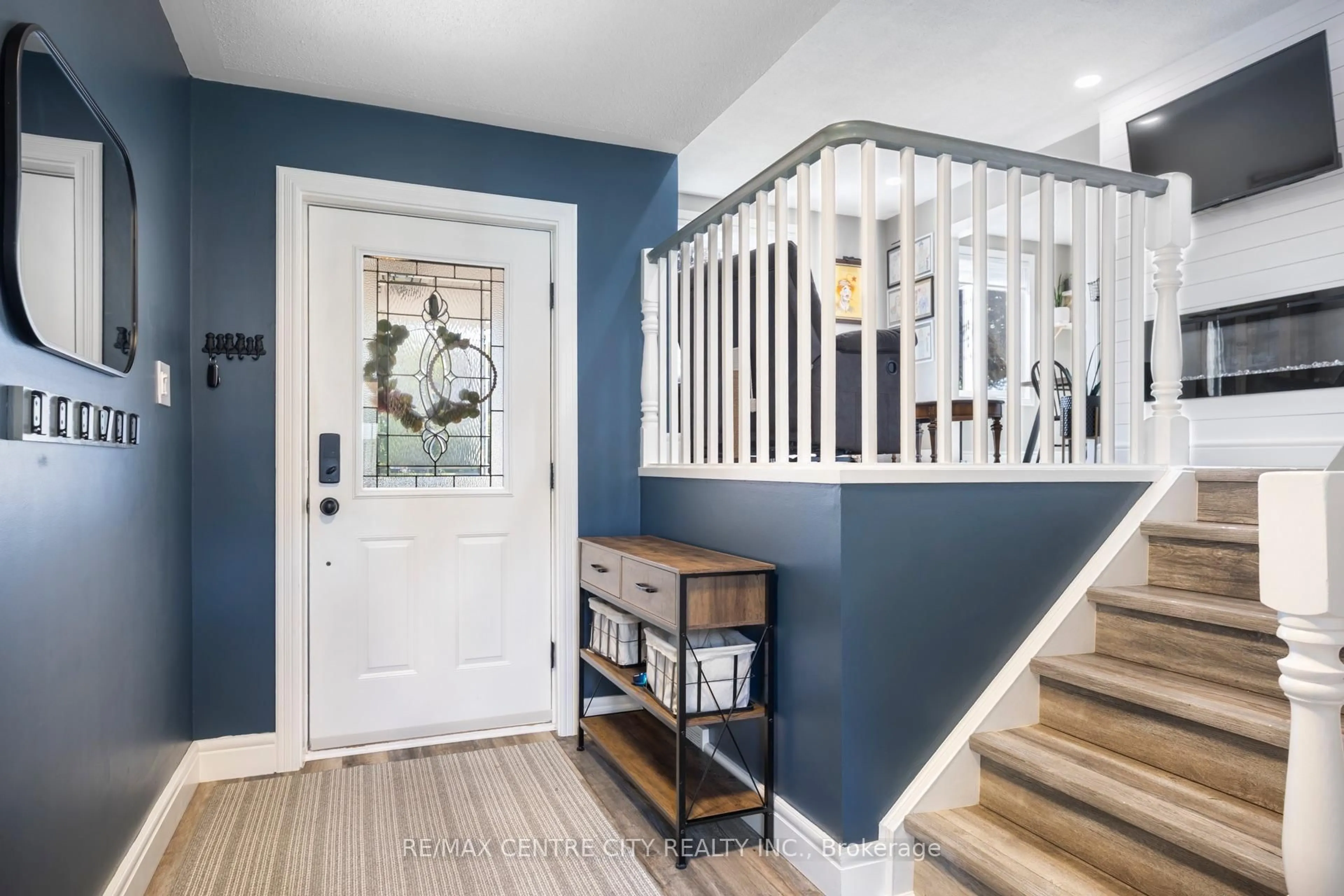 Indoor entryway for 14 Stokes Rd, St. Thomas Ontario N5R 5V7