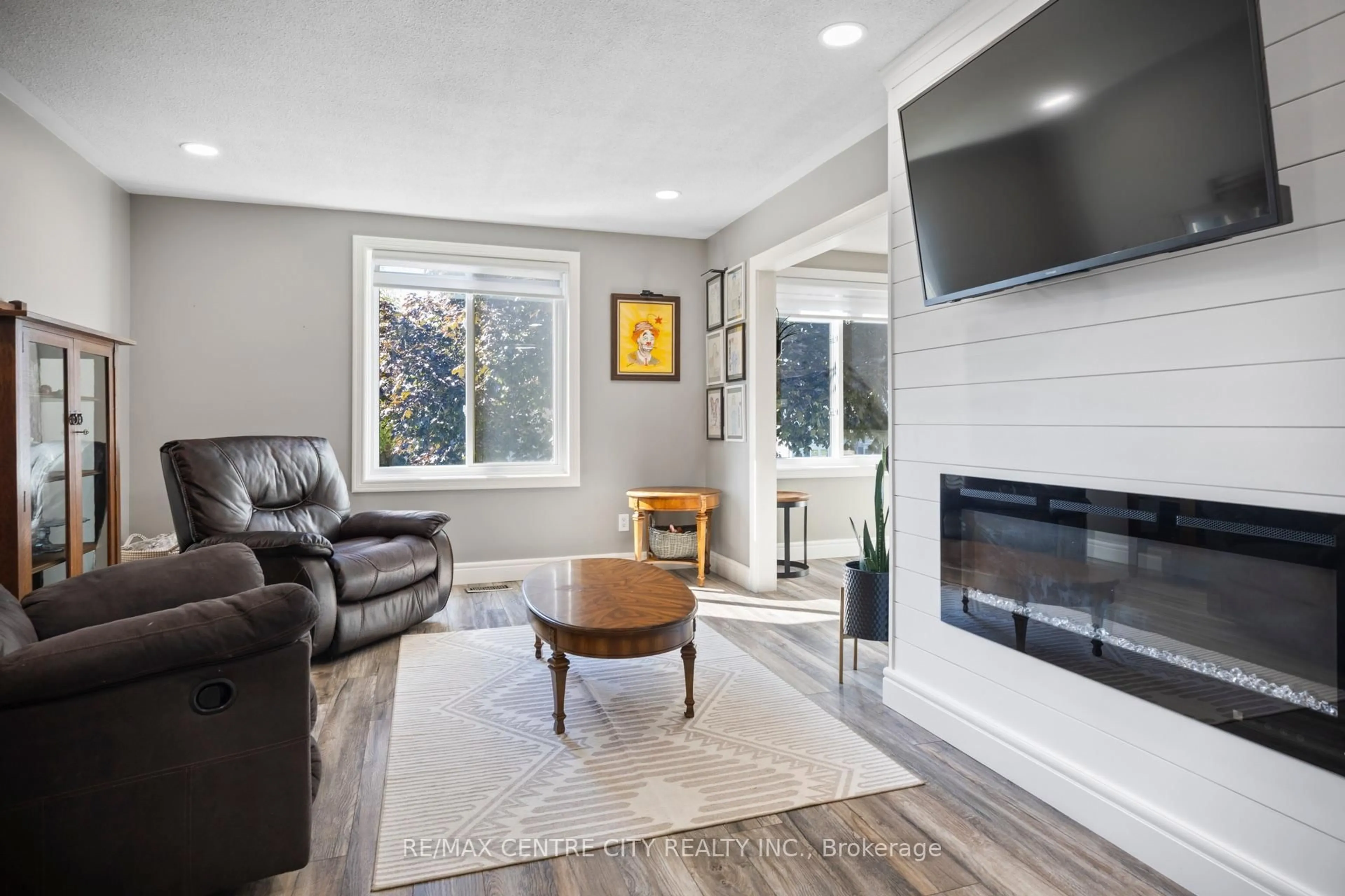 Living room with furniture, unknown for 14 Stokes Rd, St. Thomas Ontario N5R 5V7