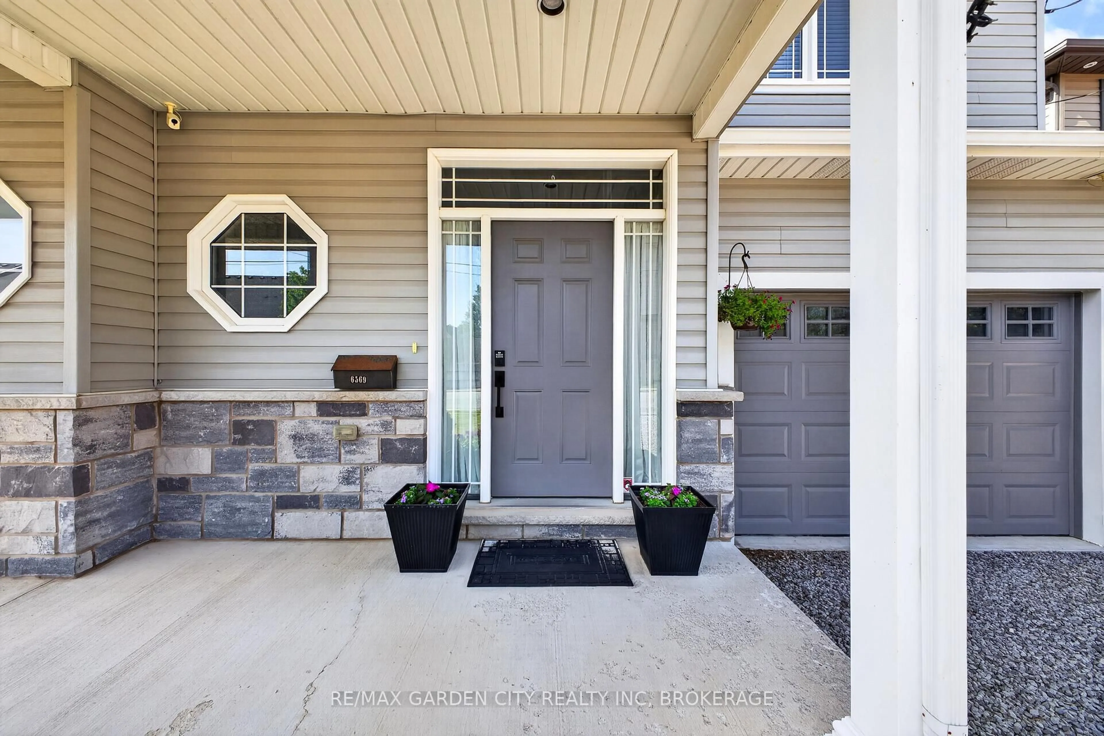 Indoor entryway for 6569 Frederica St, Niagara Falls Ontario L2G 1E1