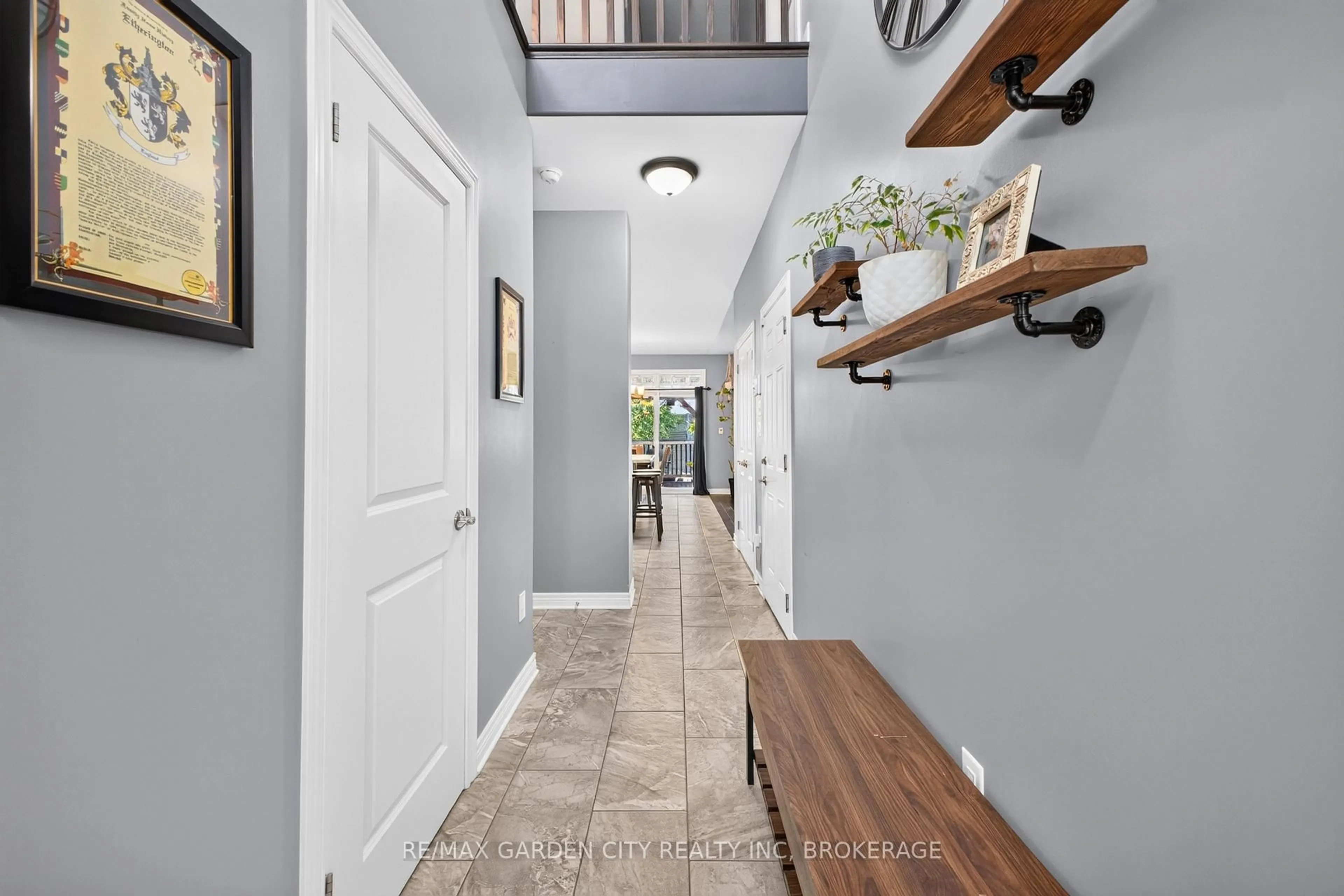 Indoor entryway for 6569 Frederica St, Niagara Falls Ontario L2G 1E1