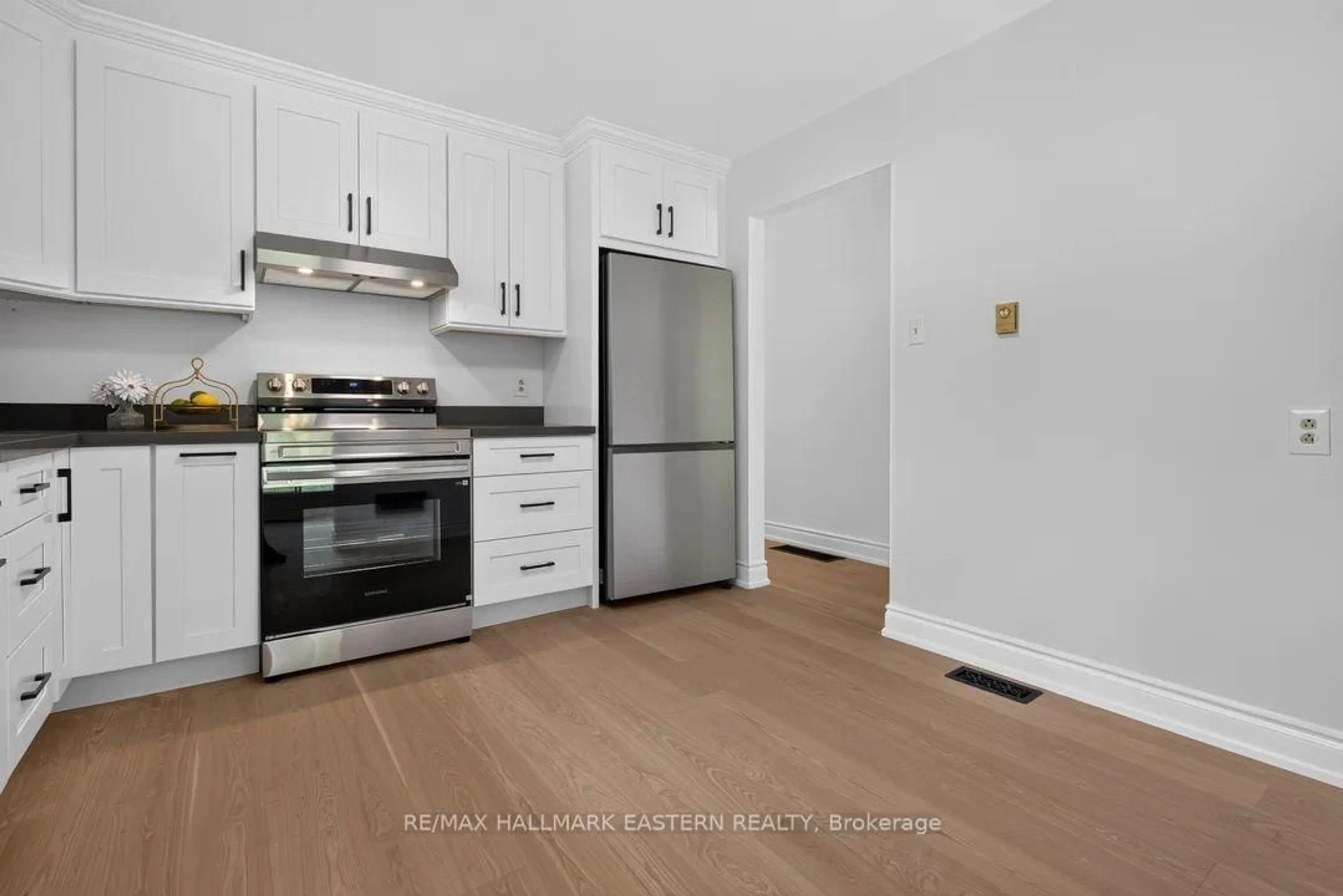 Standard kitchen, unknown for 257 White St, Cobourg Ontario K9A 5B8