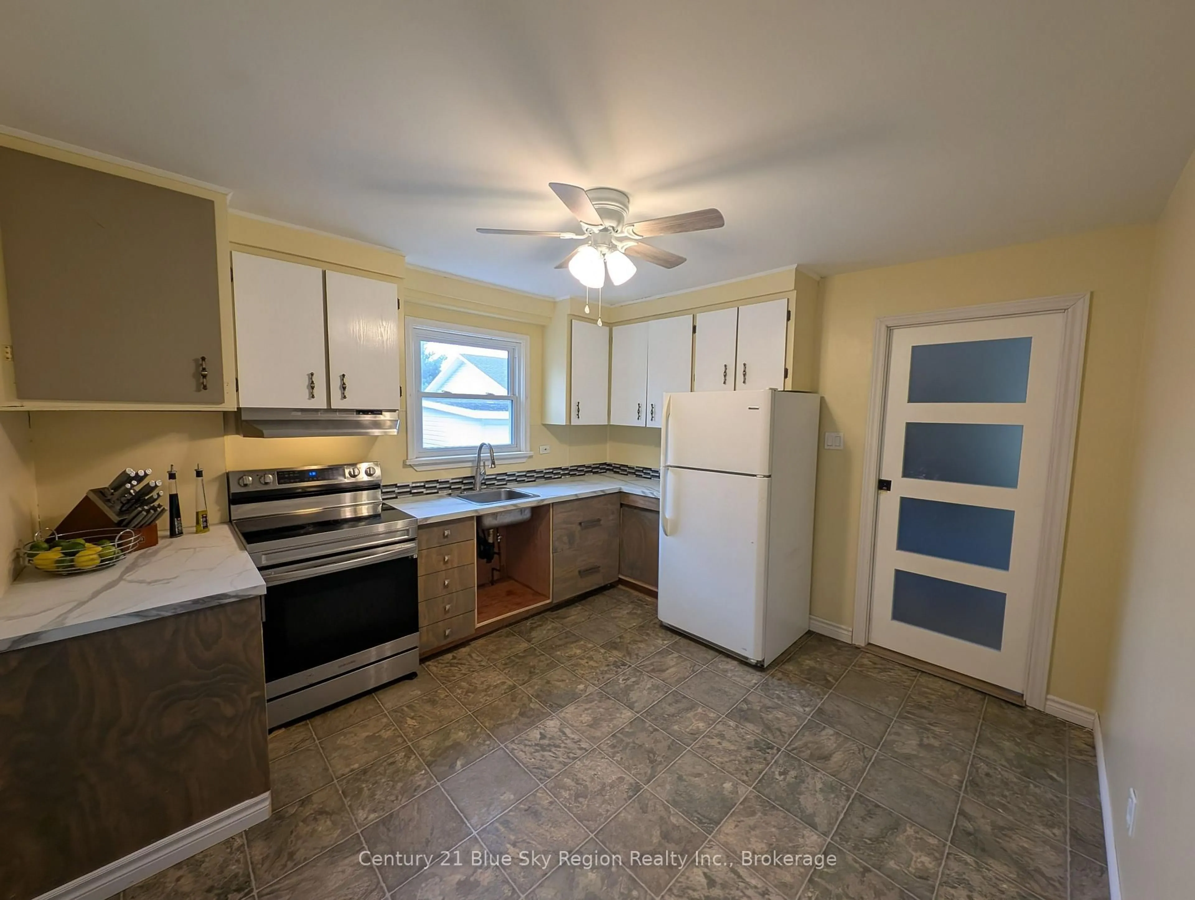 Standard kitchen, ceramic/tile floor for 270 Belanger St, West Nipissing Ontario P2B 3B9