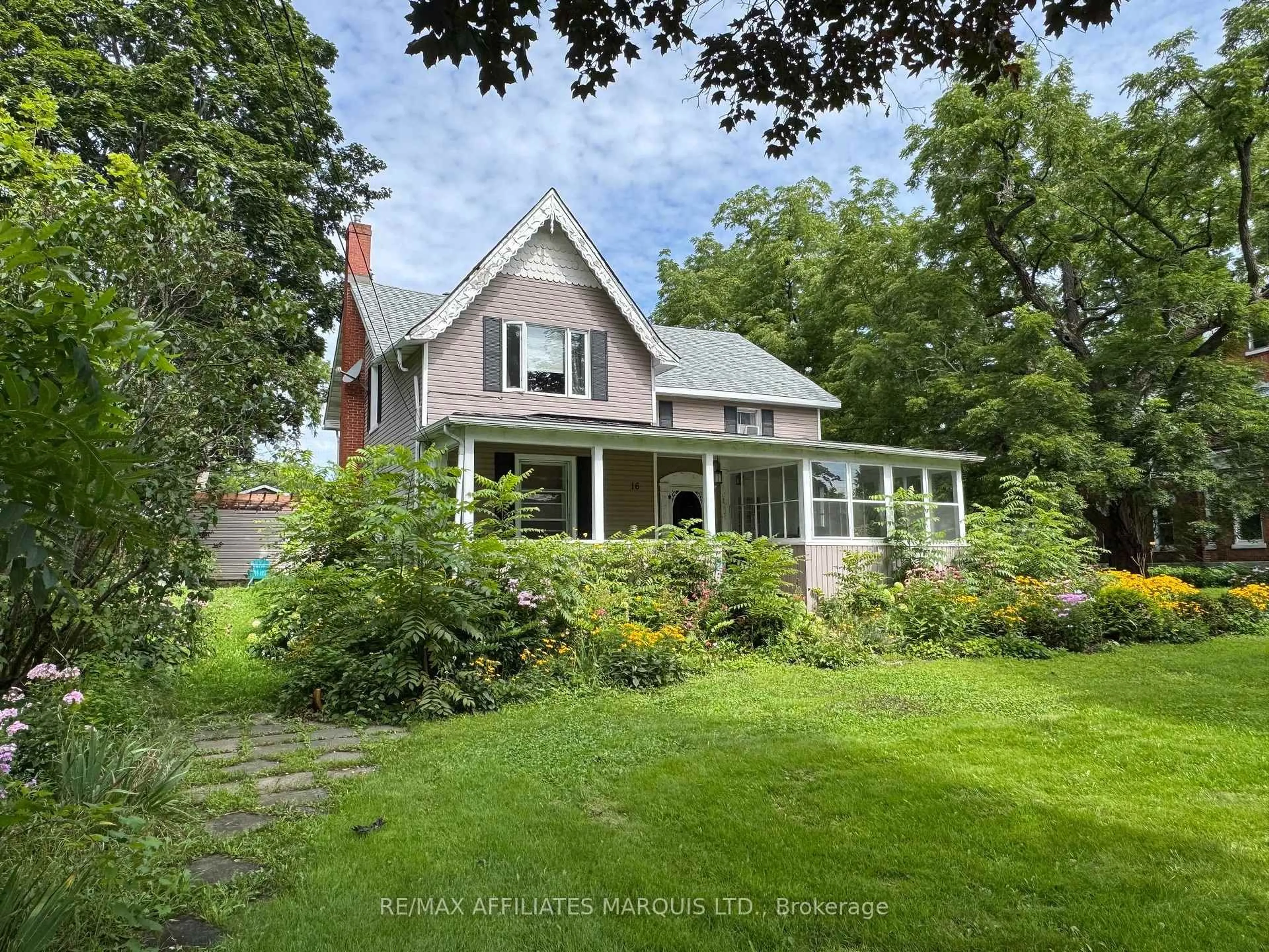 A pic from outside/outdoor area/front of a property/back of a property/a pic from drone, street for 16 Lakeshore Dr, South Dundas Ontario K0C 1X0