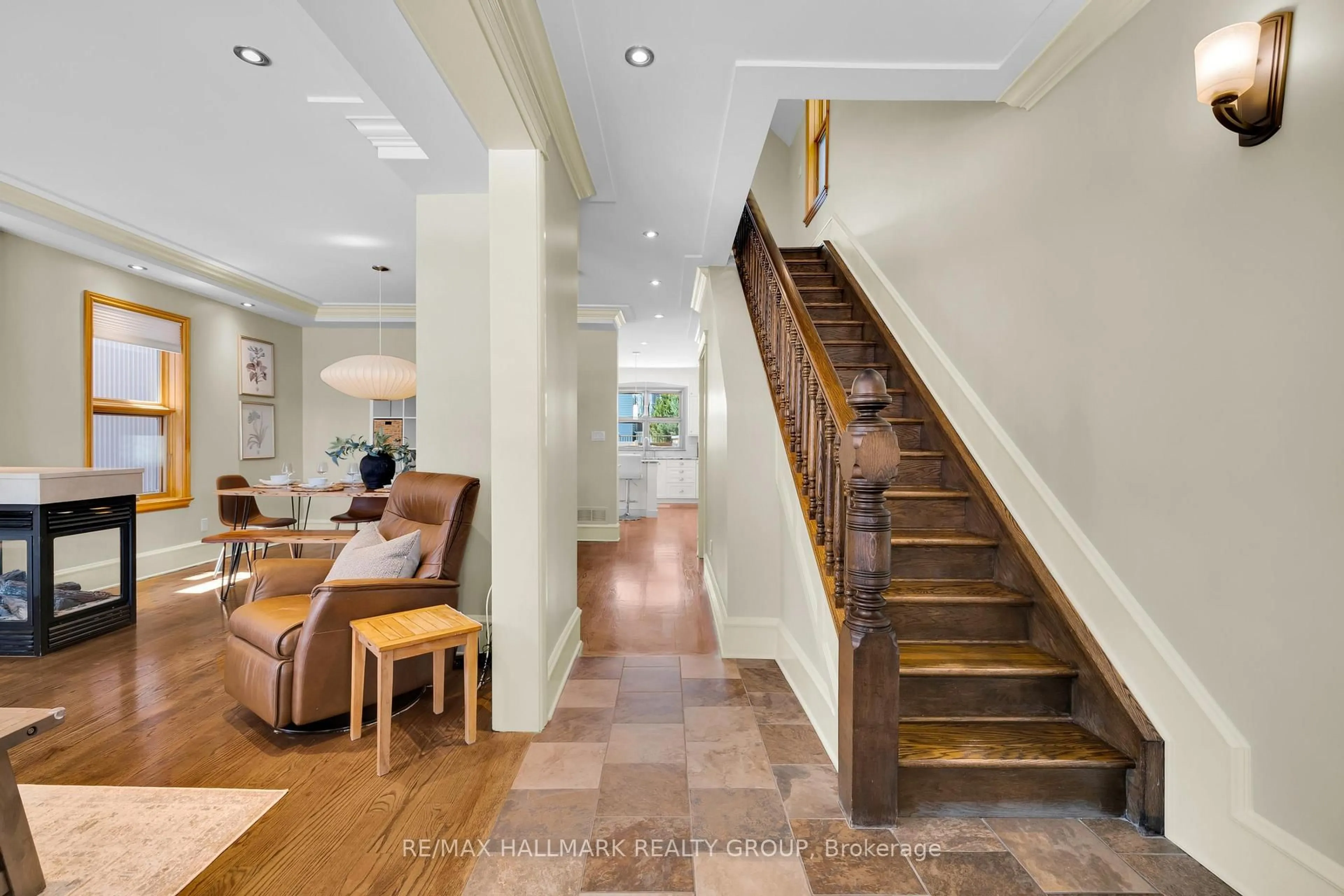 Indoor foyer for 376 Winona Ave, Ottawa Ontario K1Z 5H7