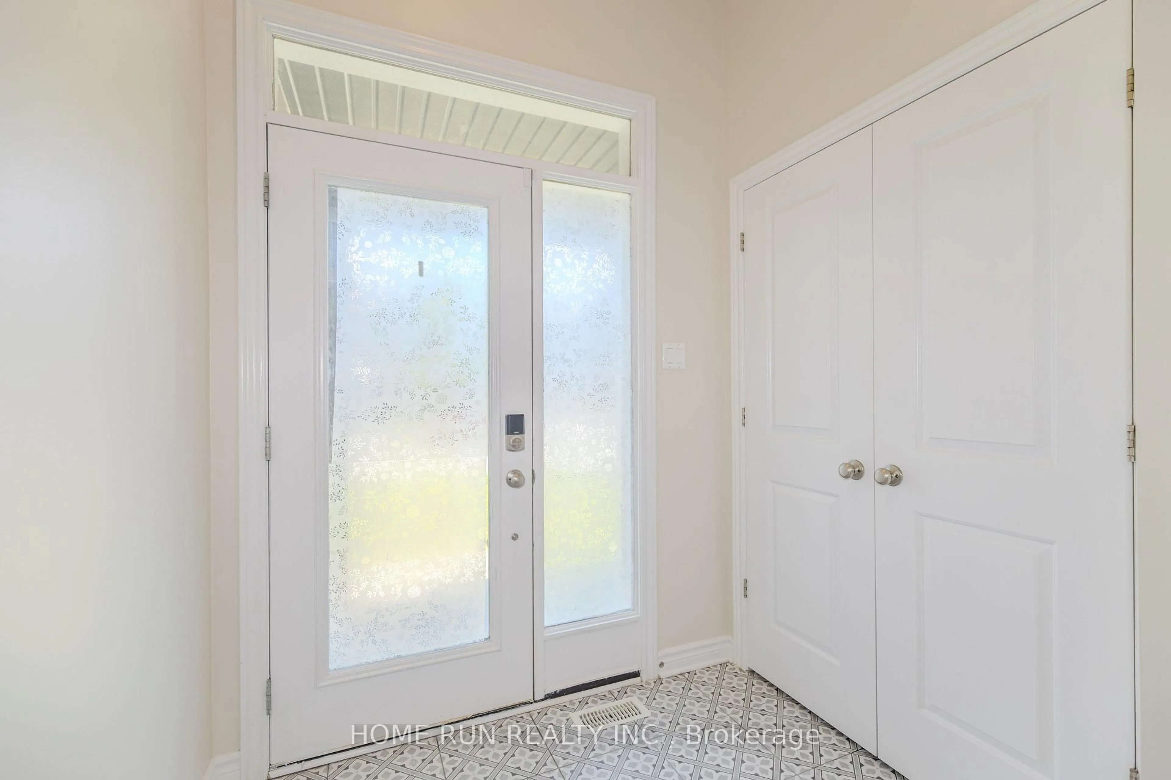Indoor entryway for 785 Cairn Cres, Ottawa Ontario K1W 0P7
