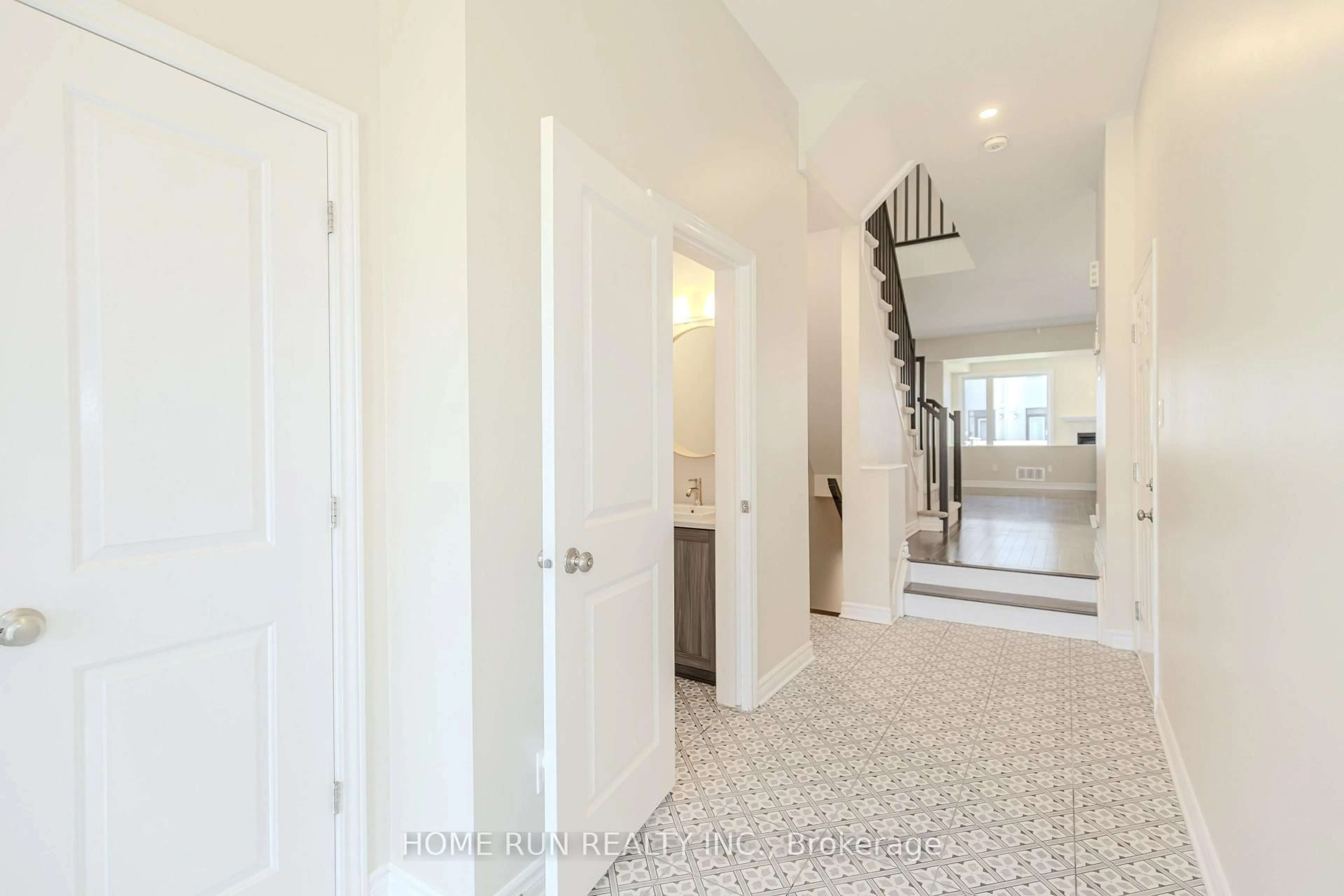 Indoor entryway for 785 Cairn Cres, Ottawa Ontario K1W 0P7