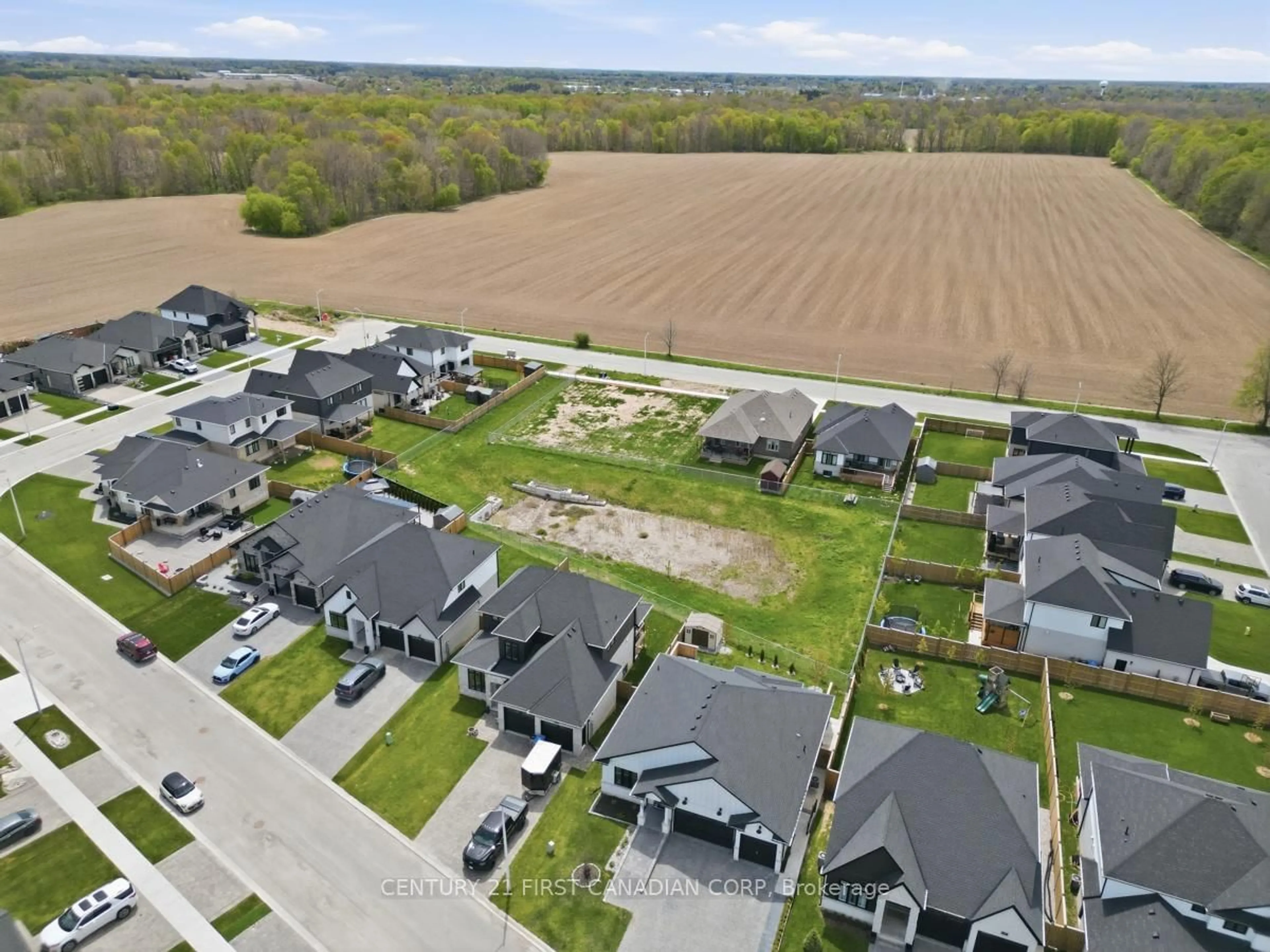 A pic from outside/outdoor area/front of a property/back of a property/a pic from drone, street for 31 Briscoe Cres, Strathroy-Caradoc Ontario N6H 0G3