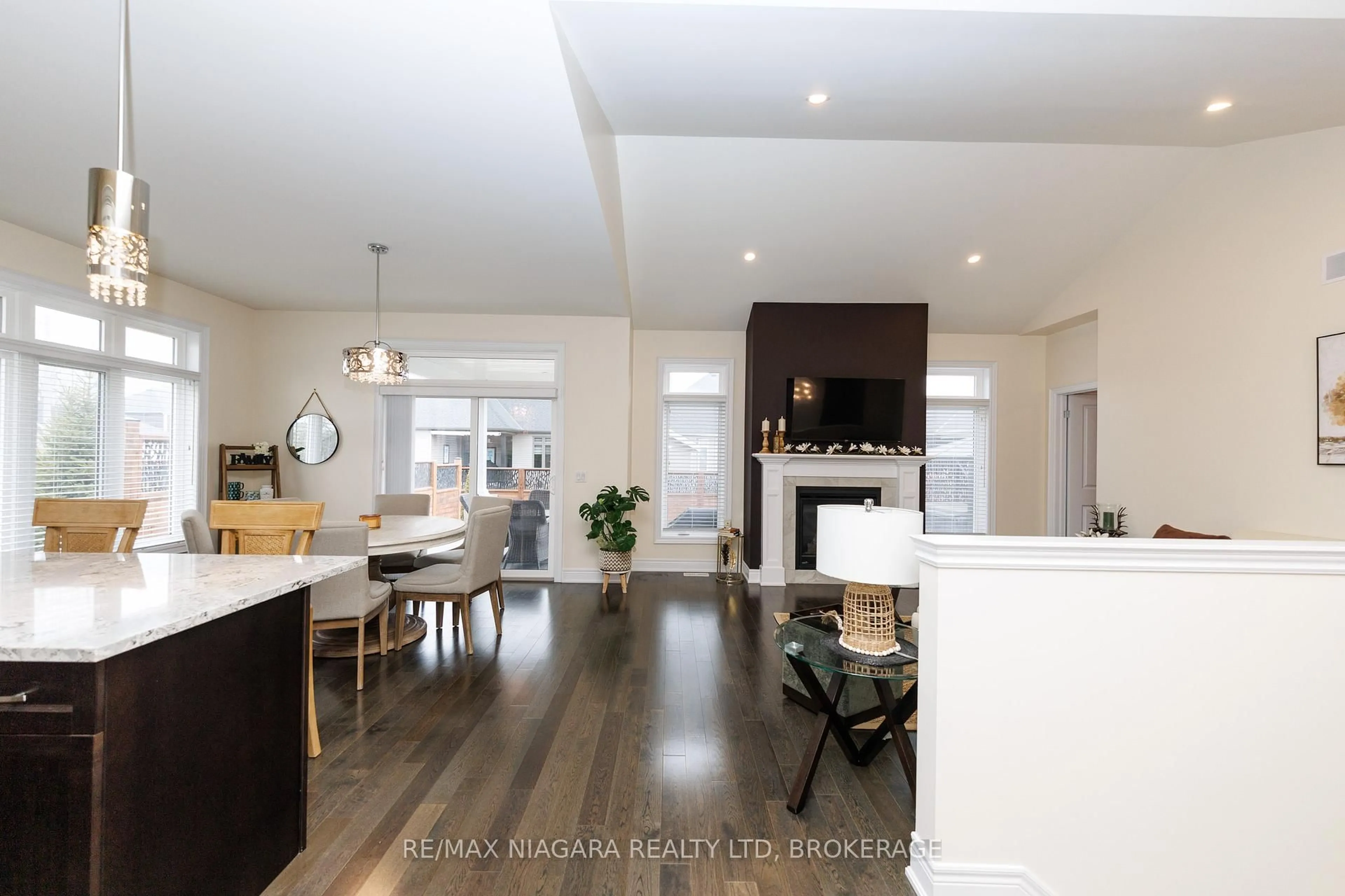 Open concept kitchen, wood/laminate floor for 4049 Village Creek Dr, Fort Erie Ontario L0S 1S0