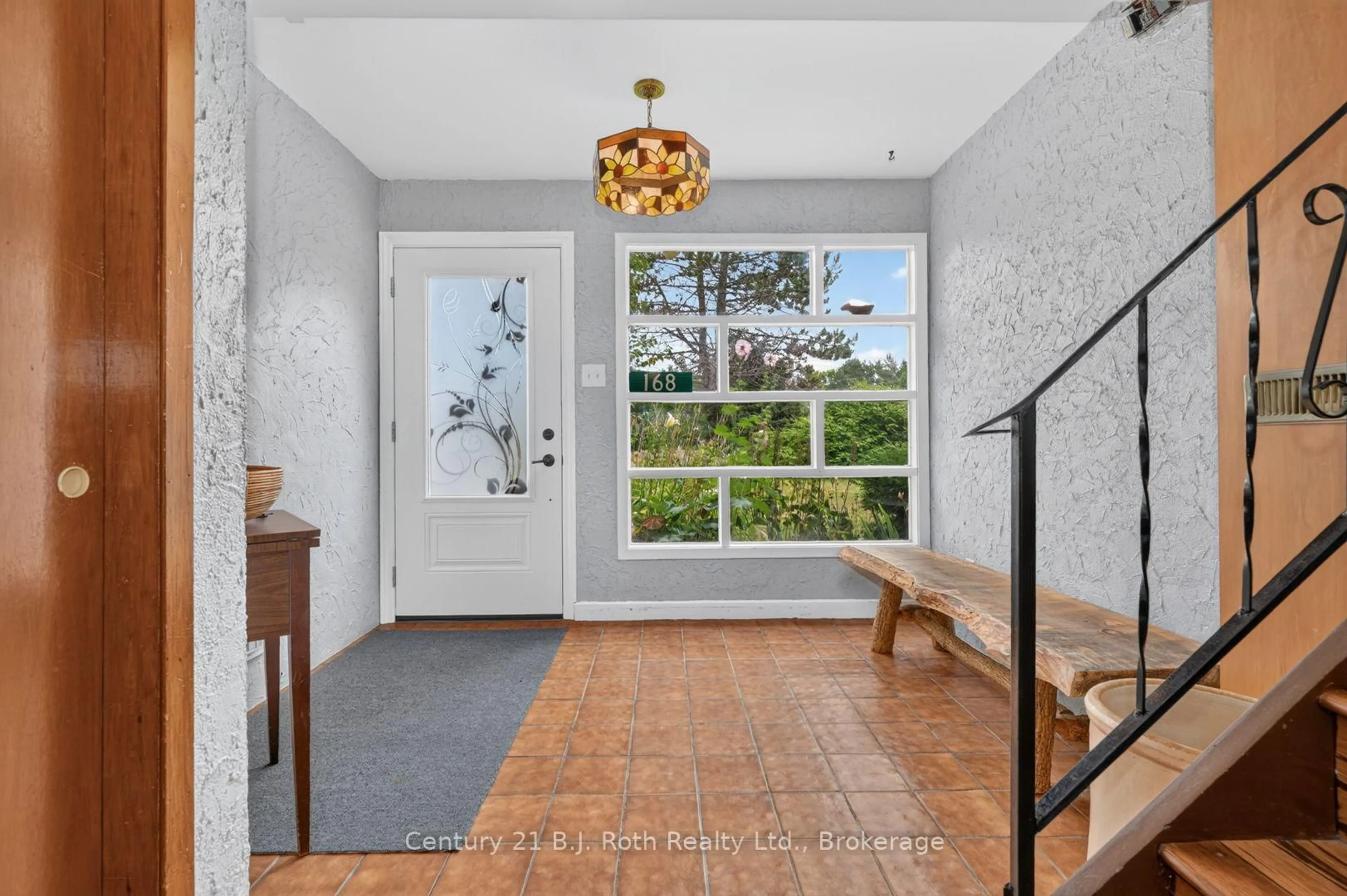 Indoor entryway for 168 Albert St, Strong Ontario P0A 1Z0