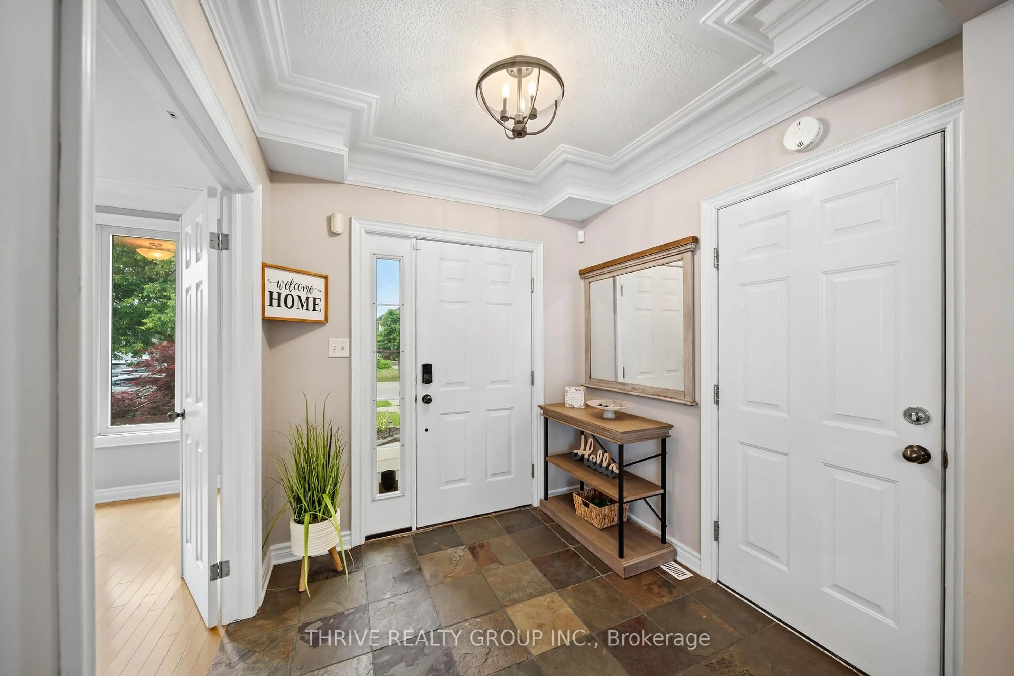 Indoor entryway for 102 LOGGERS Grve, London East Ontario N6W 6G5