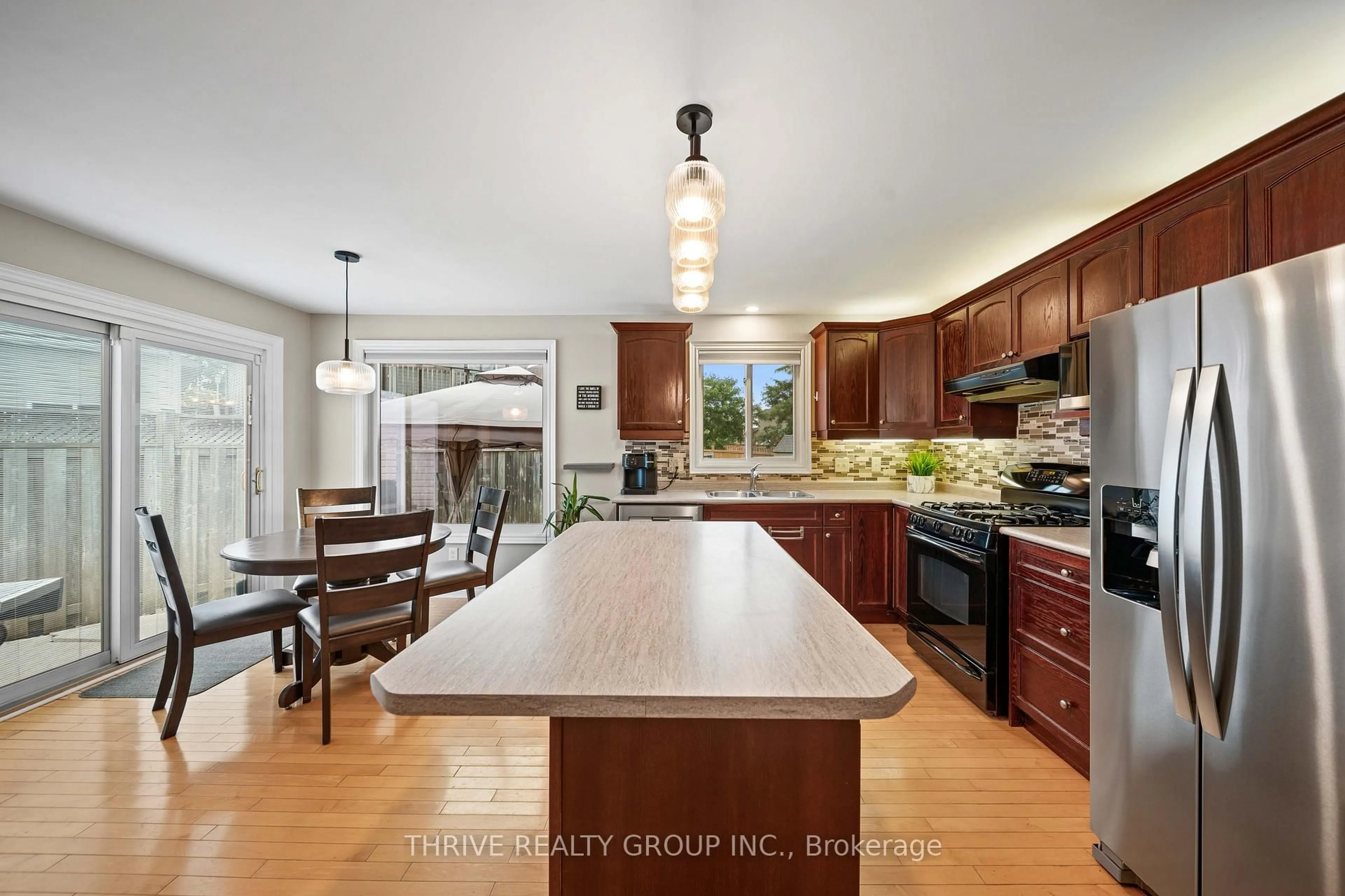 Open concept kitchen, ceramic/tile floor for 102 LOGGERS Grve, London East Ontario N6W 6G5