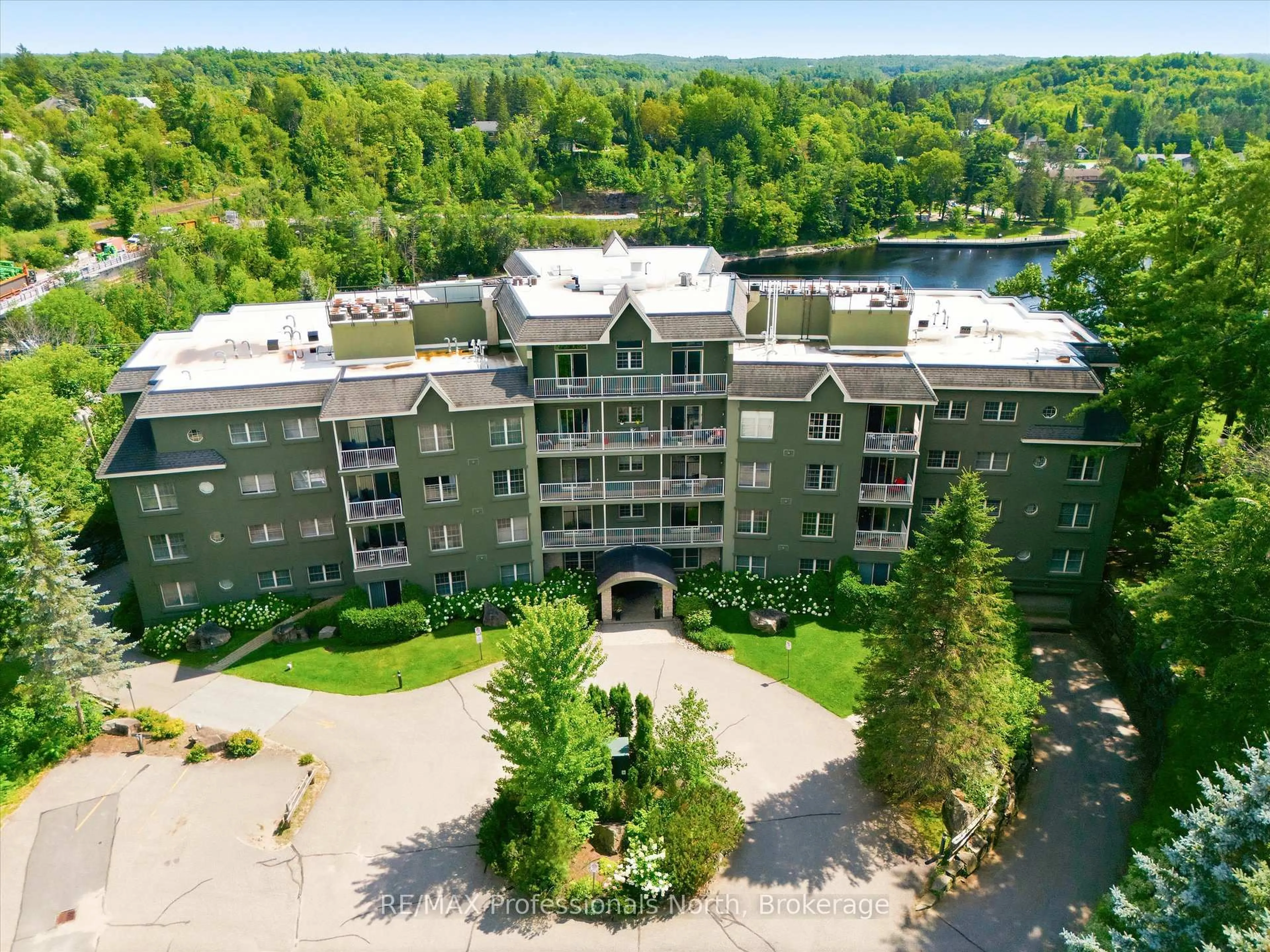 A pic from outside/outdoor area/front of a property/back of a property/a pic from drone, building for 24 Ontario St #501, Bracebridge Ontario P1L 2H5