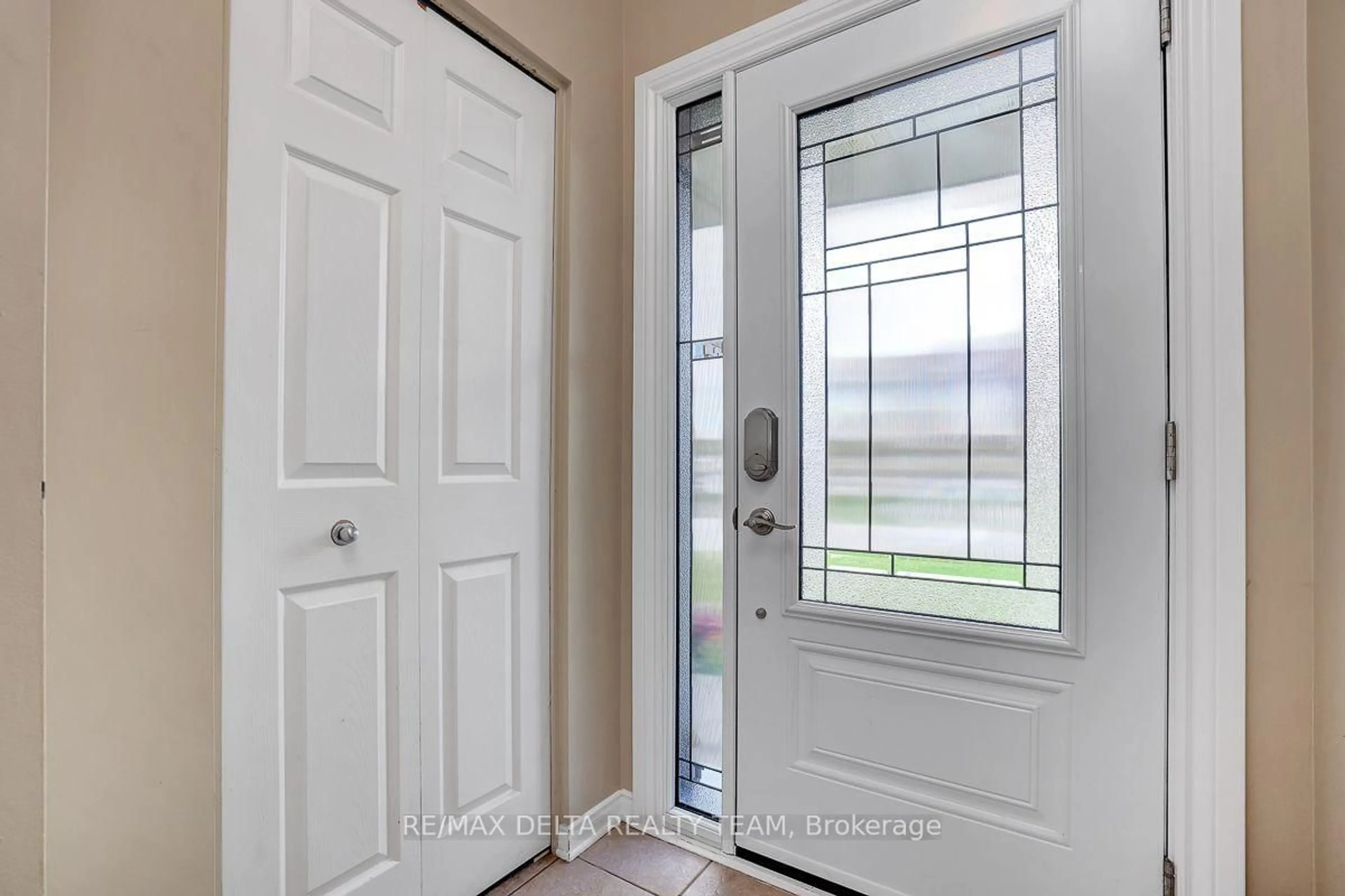 Indoor entryway for 429 Dusk Private, Ottawa Ontario K4A 0V2