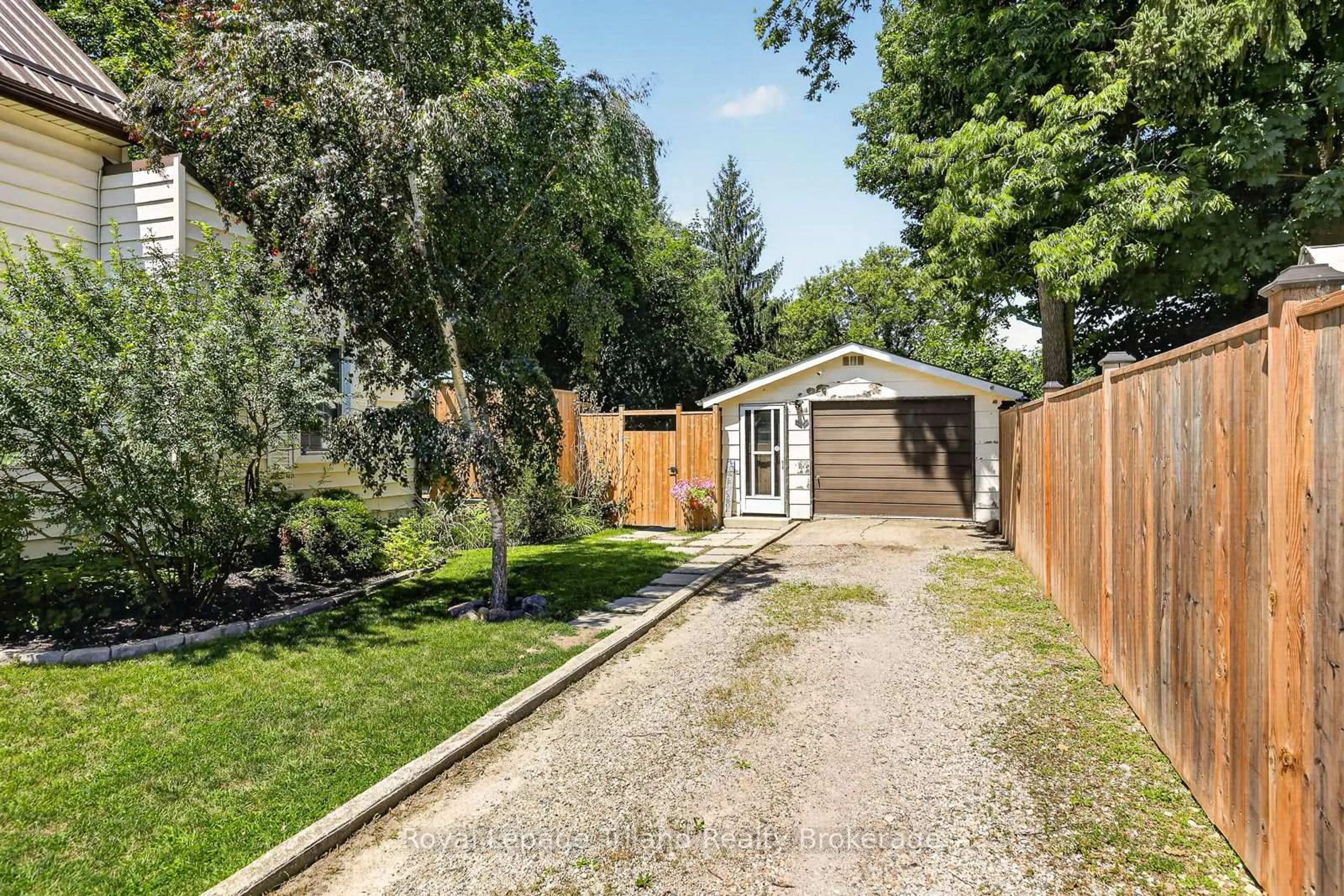 A pic from outside/outdoor area/front of a property/back of a property/a pic from drone, street for 257 Hunter St, Woodstock Ontario N4S 4E6