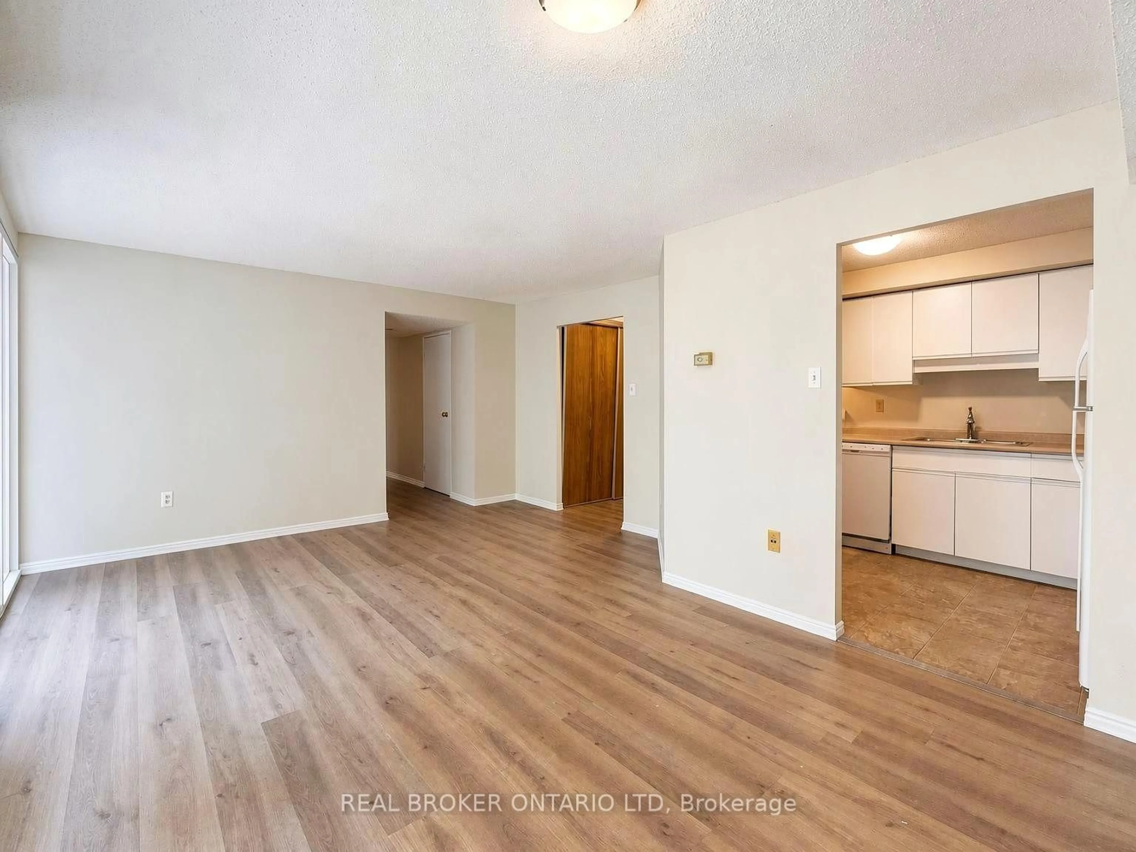 A pic of a room for 521 Riverside Dr #315, London North Ontario N6H 5E2