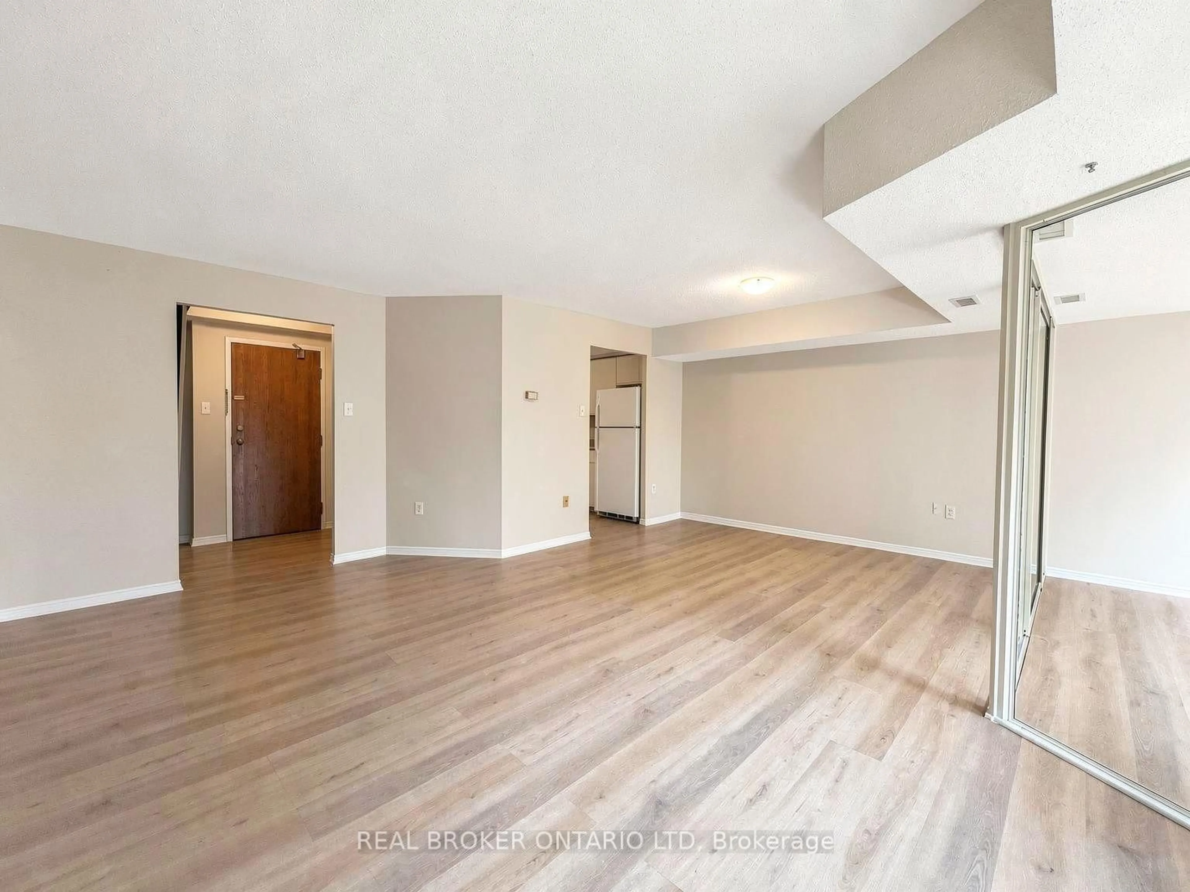 A pic of a room for 521 Riverside Dr #315, London North Ontario N6H 5E2