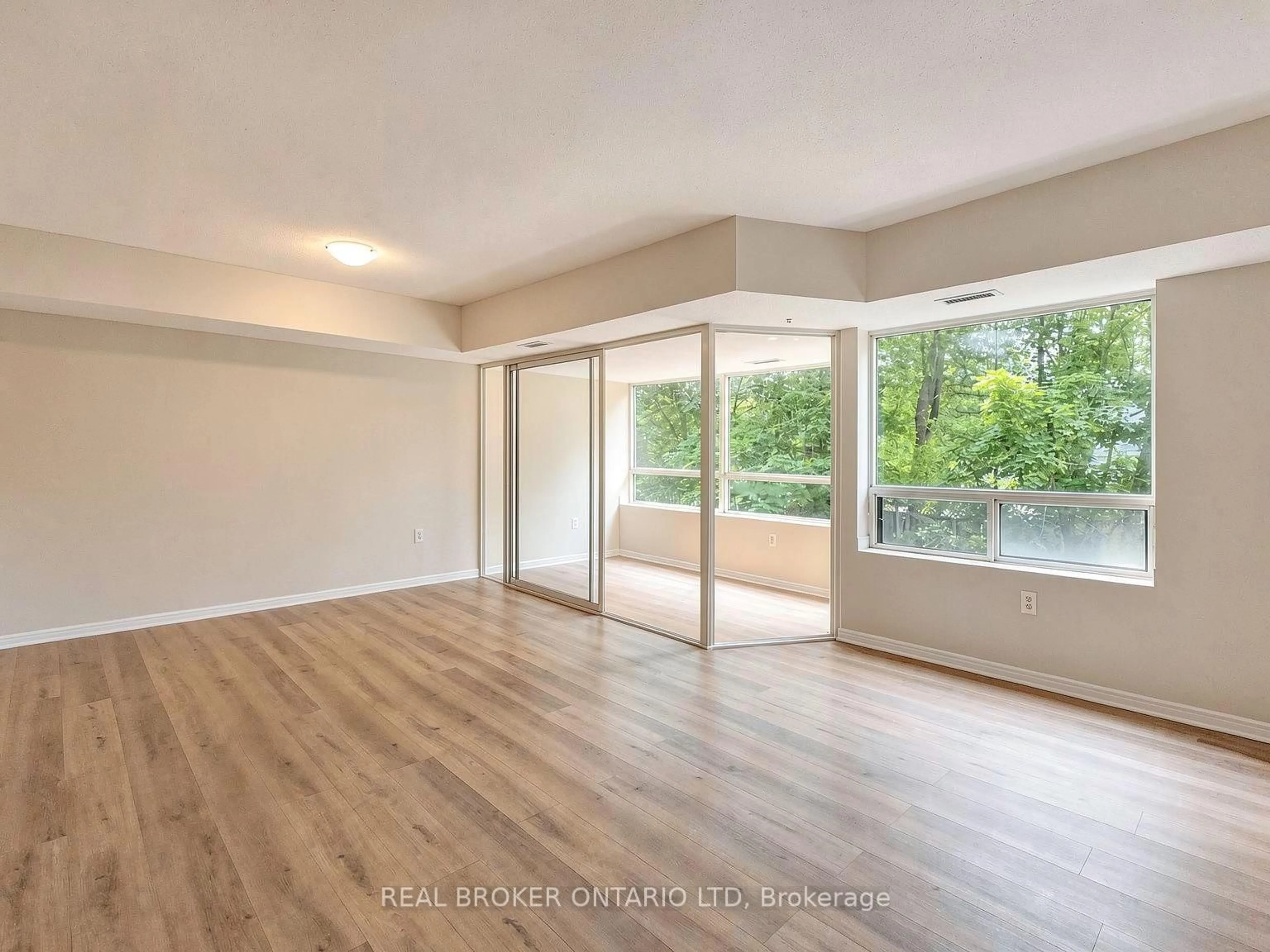A pic of a room for 521 Riverside Dr #315, London North Ontario N6H 5E2
