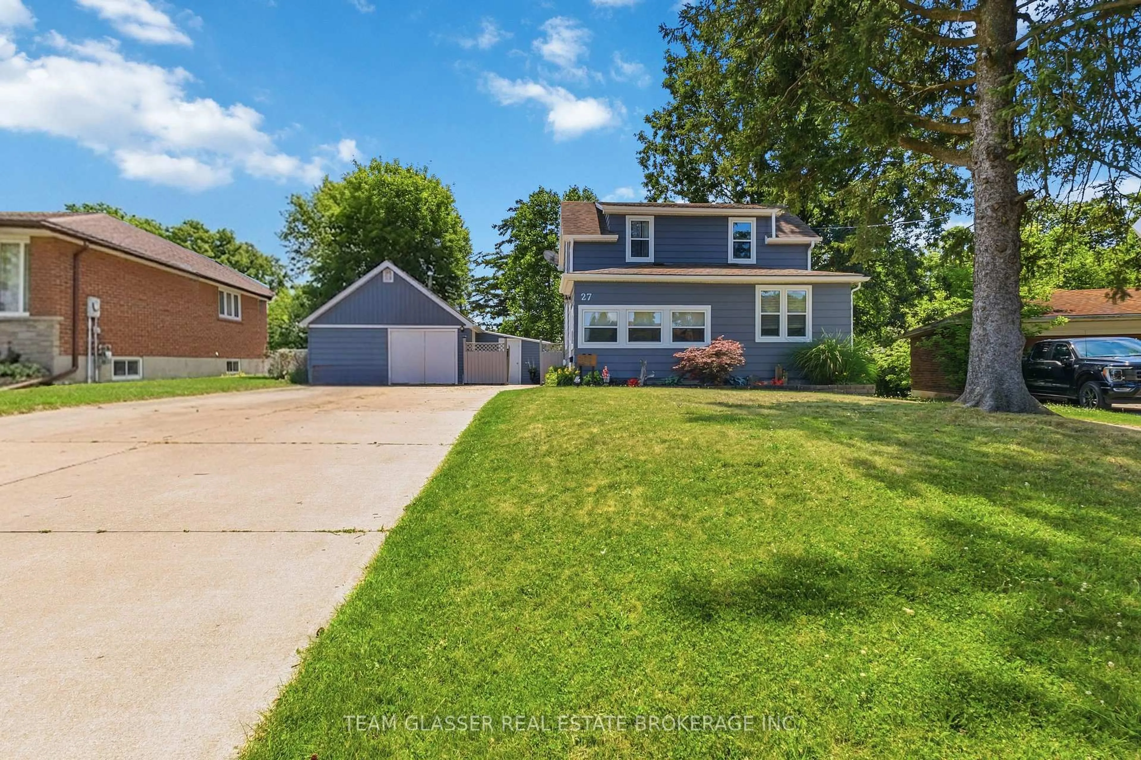 A pic from outside/outdoor area/front of a property/back of a property/a pic from drone, street for 27 DENGATE Cres, London East Ontario N5V 1V7