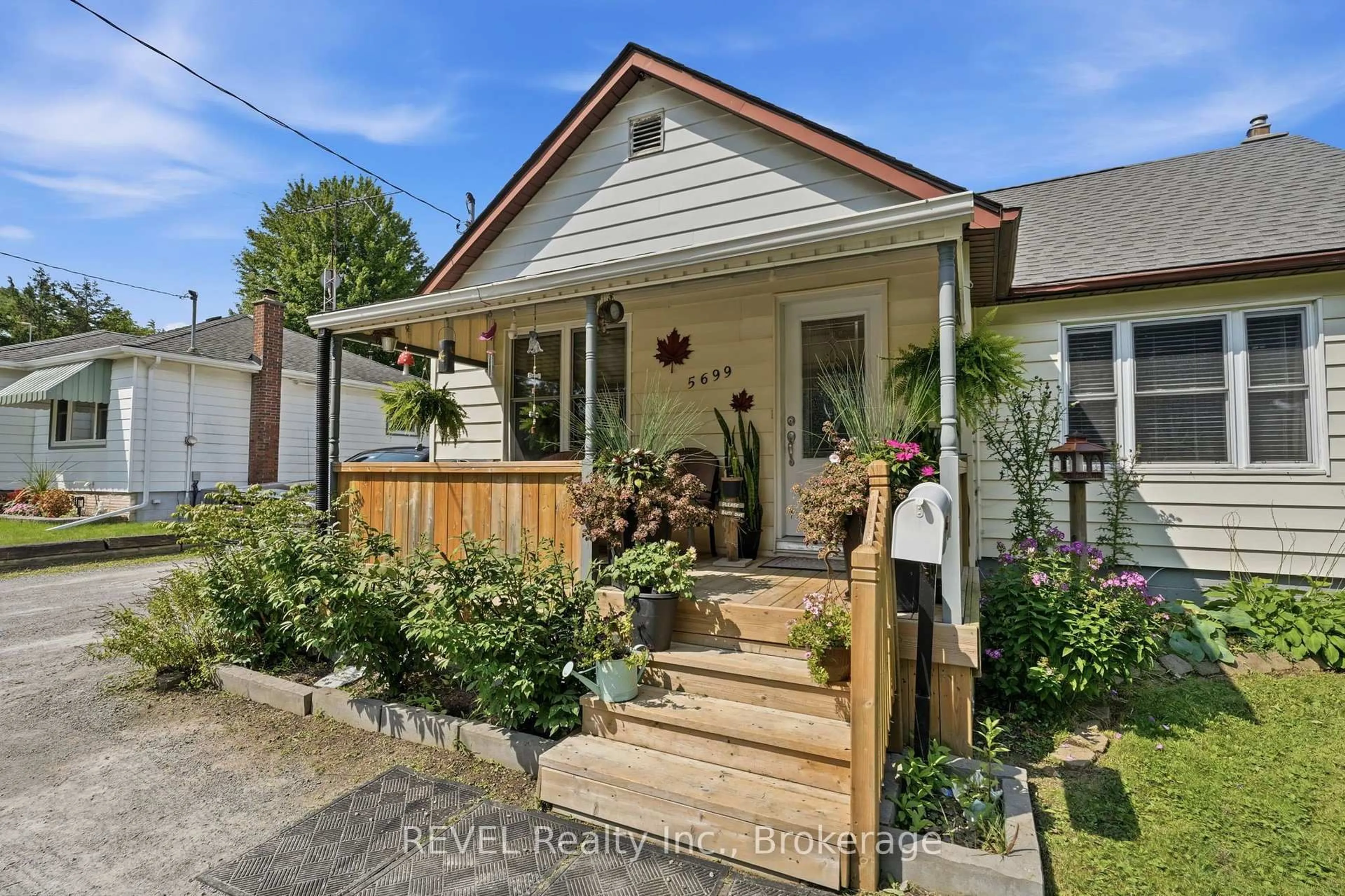Home with brick exterior material, street for 5699 Montrose Rd, Niagara Falls Ontario L2H 1K9