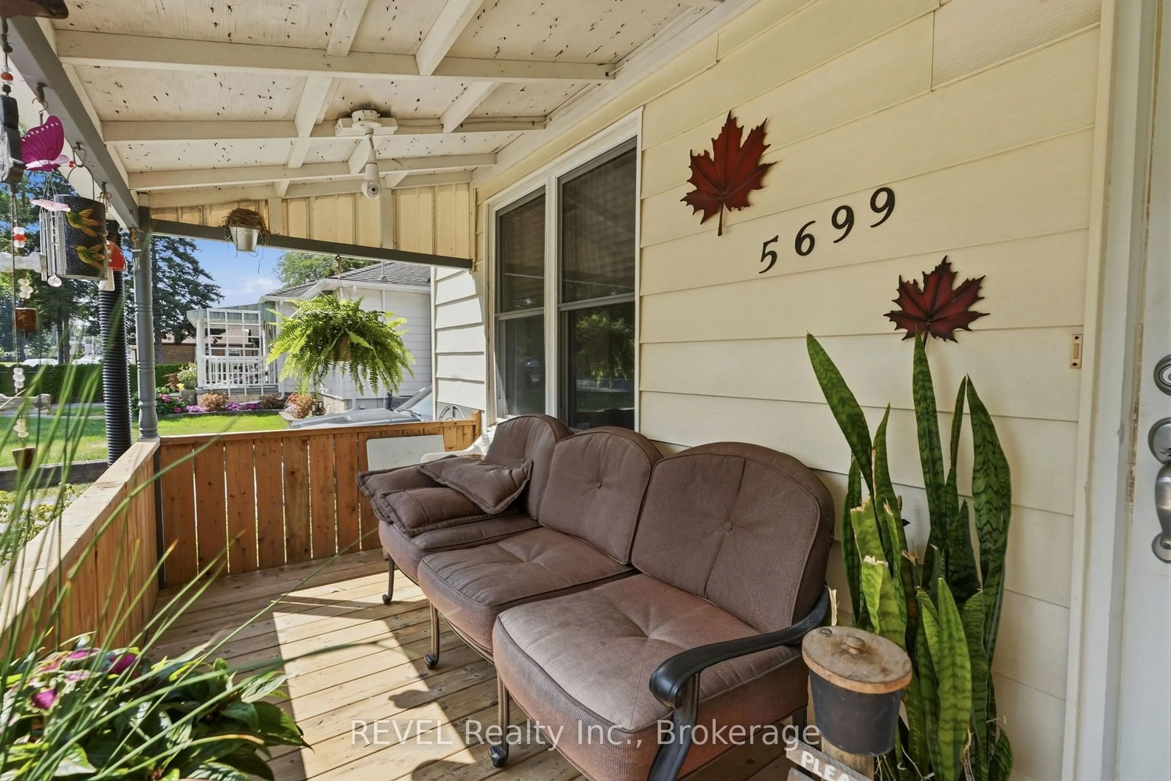 Patio, street for 5699 Montrose Rd, Niagara Falls Ontario L2H 1K9