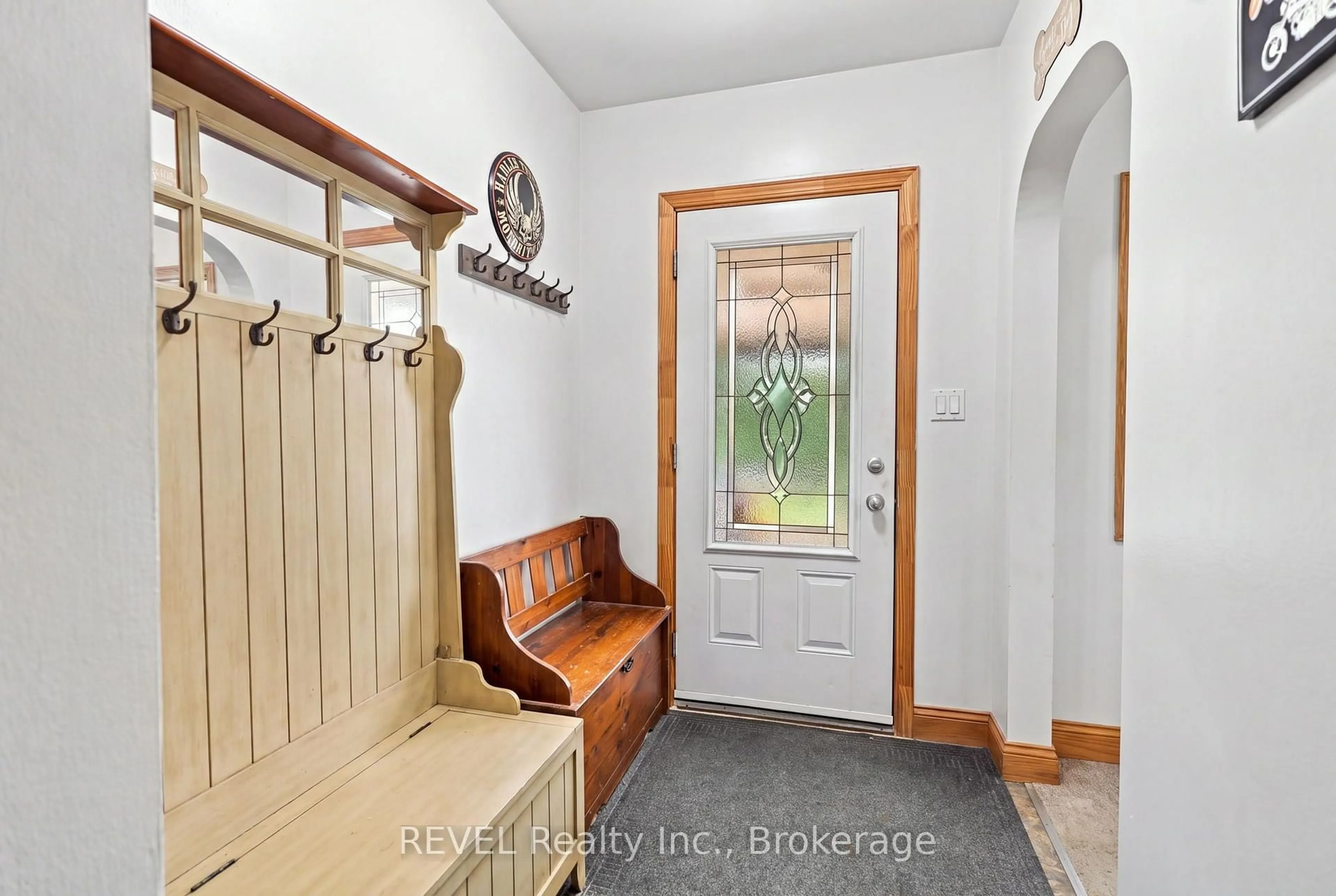 Indoor entryway for 5699 Montrose Rd, Niagara Falls Ontario L2H 1K9