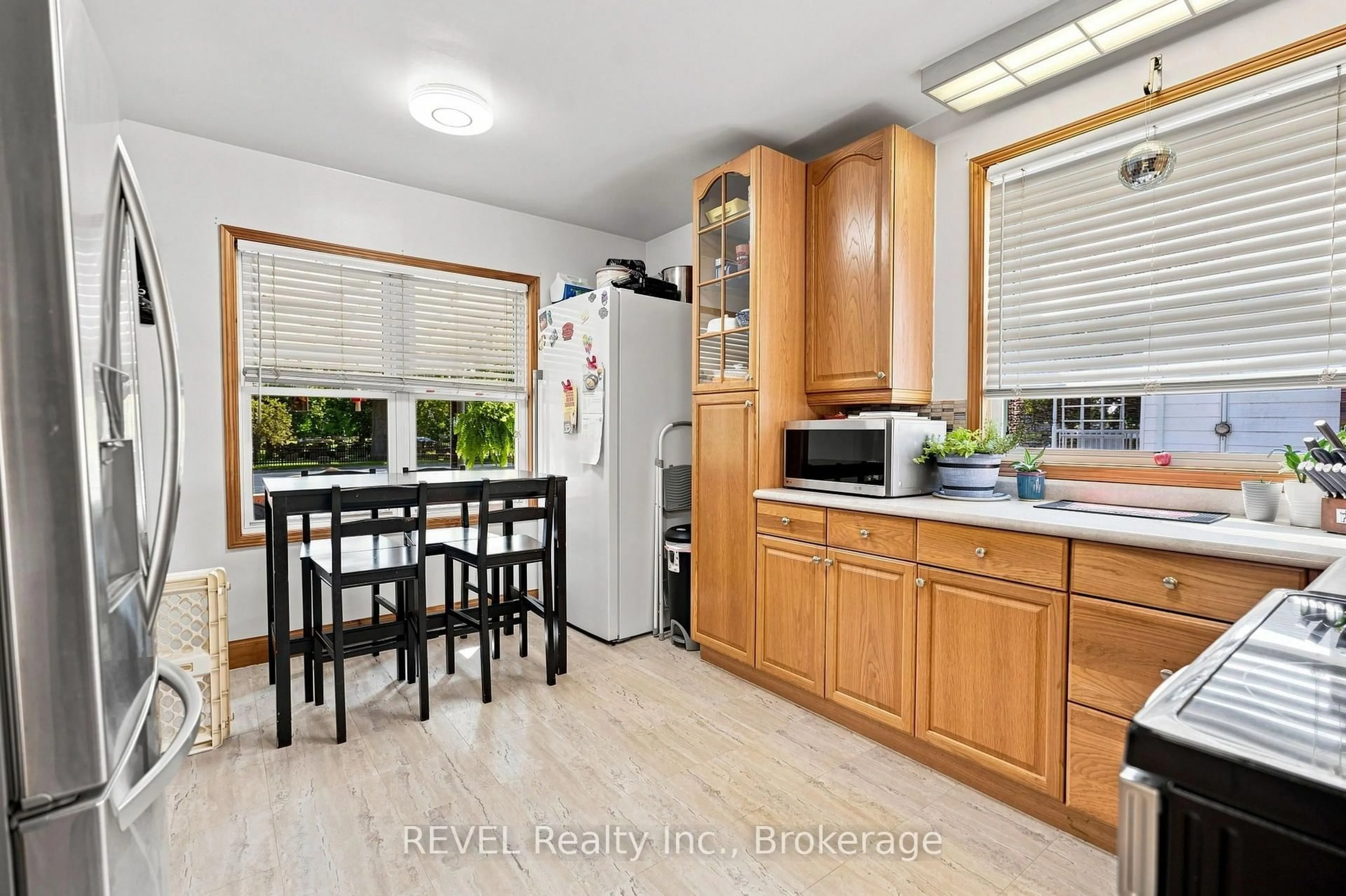 Standard kitchen, unknown for 5699 Montrose Rd, Niagara Falls Ontario L2H 1K9