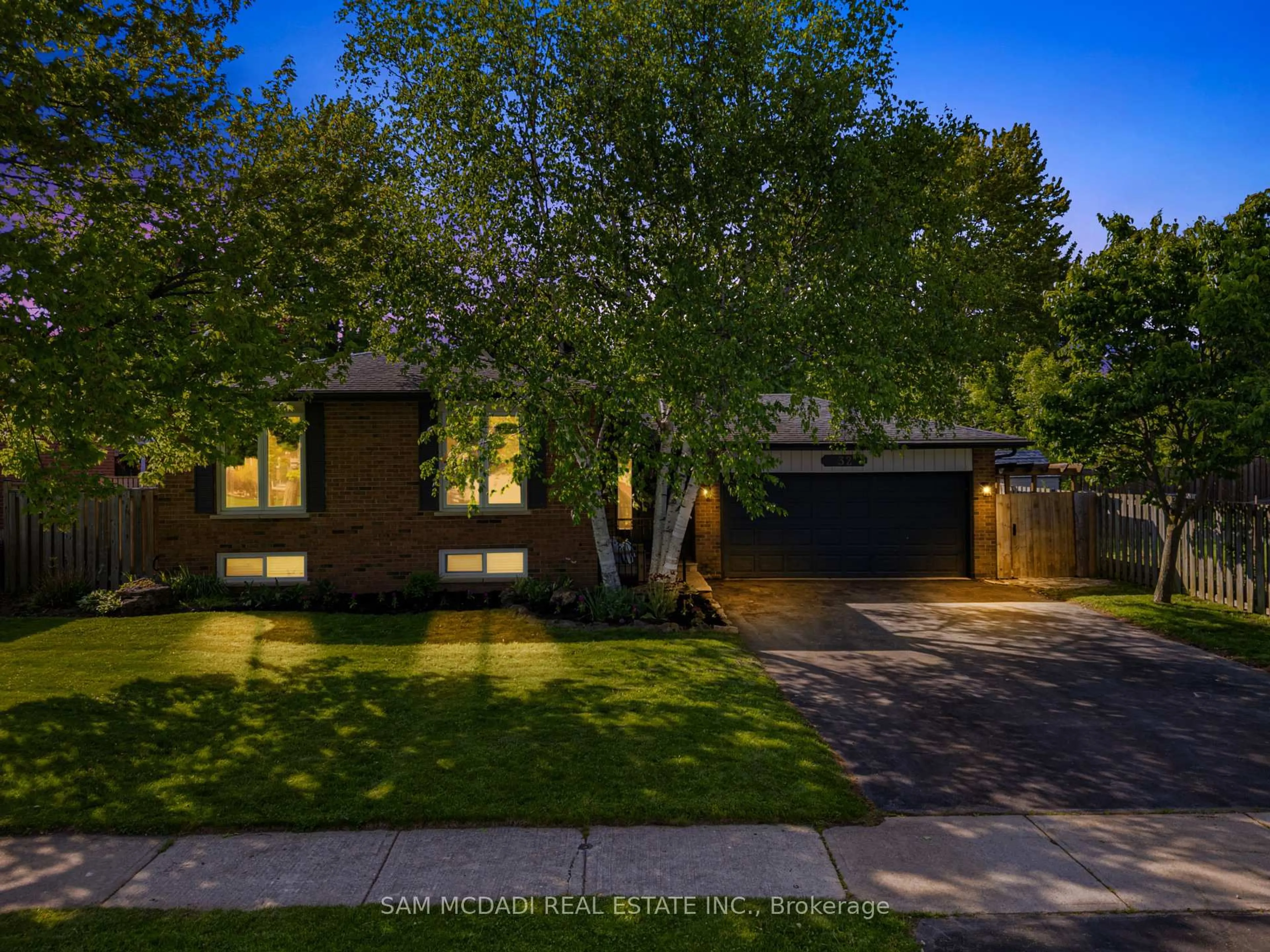 Home with brick exterior material, street for 32 Milverton Clse, Hamilton Ontario L8B 0A9