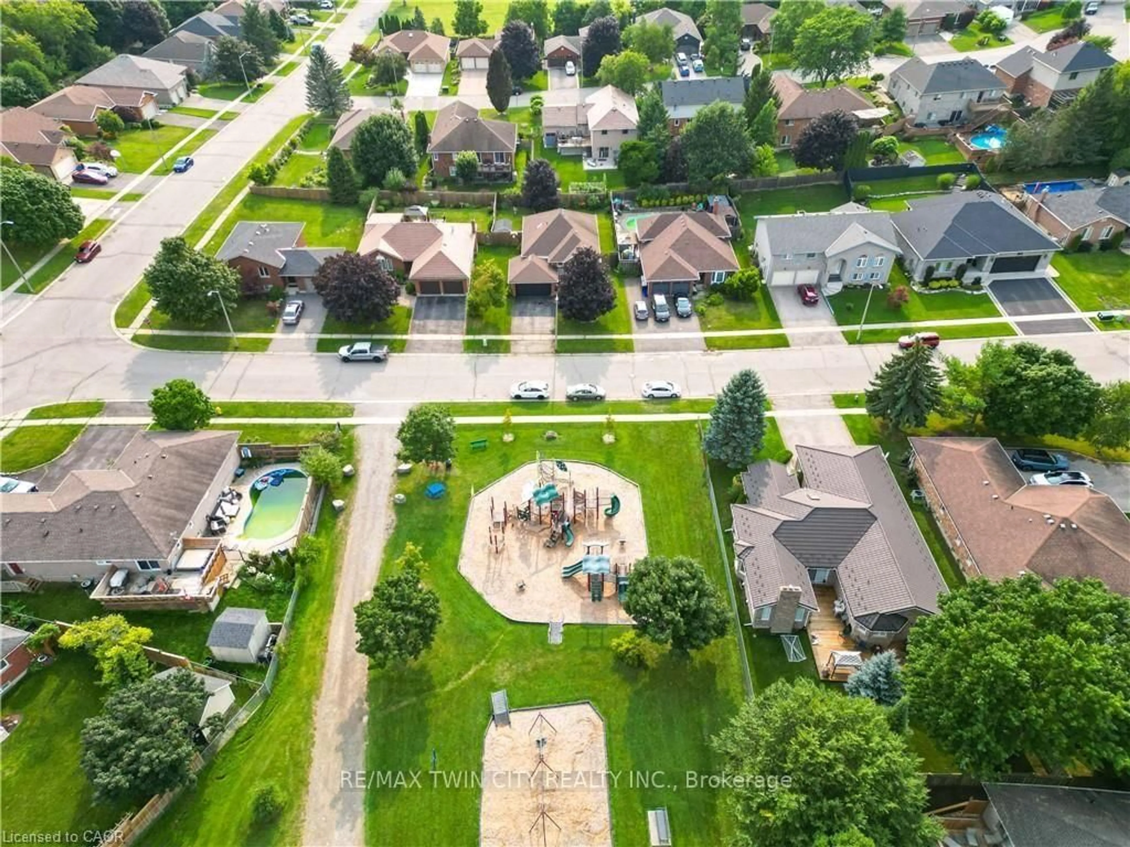 A pic from outside/outdoor area/front of a property/back of a property/a pic from drone, street for 49 KING WILLIAM St, Brant Ontario N0E 1N0