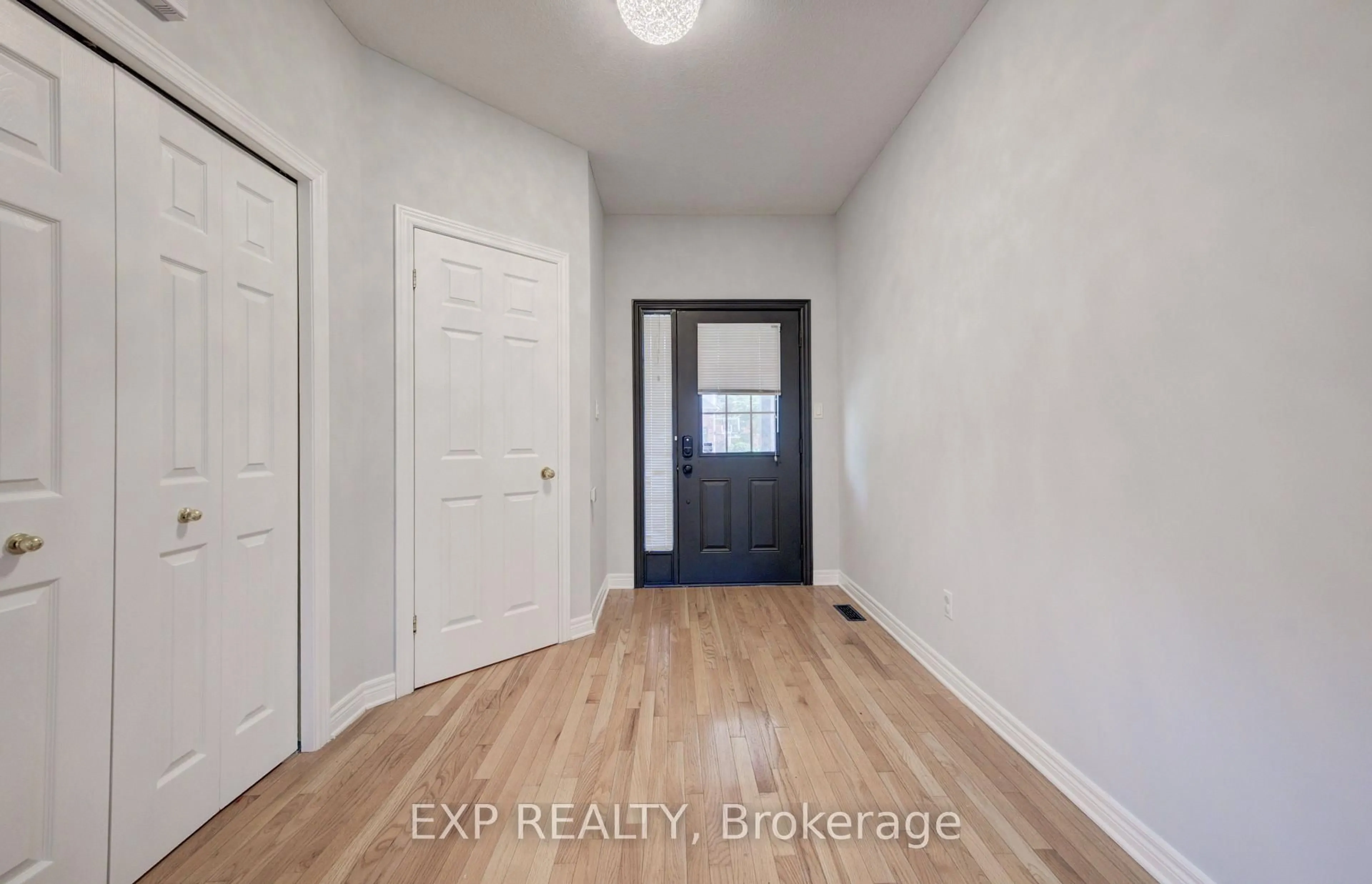 Indoor entryway for 737 North Leaksdale Circ, London South Ontario N6M 1M1