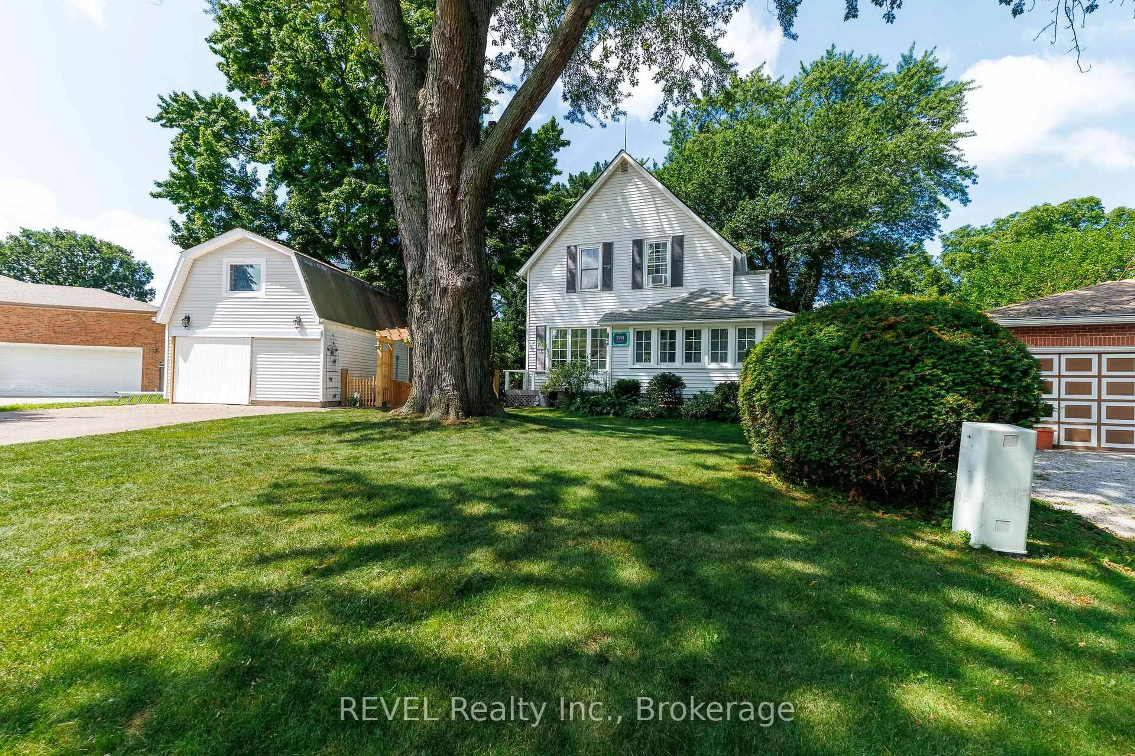 A pic from outside/outdoor area/front of a property/back of a property/a pic from drone, street for 2791 NEPTUNE Cres, Niagara Falls Ontario L2J 3X4