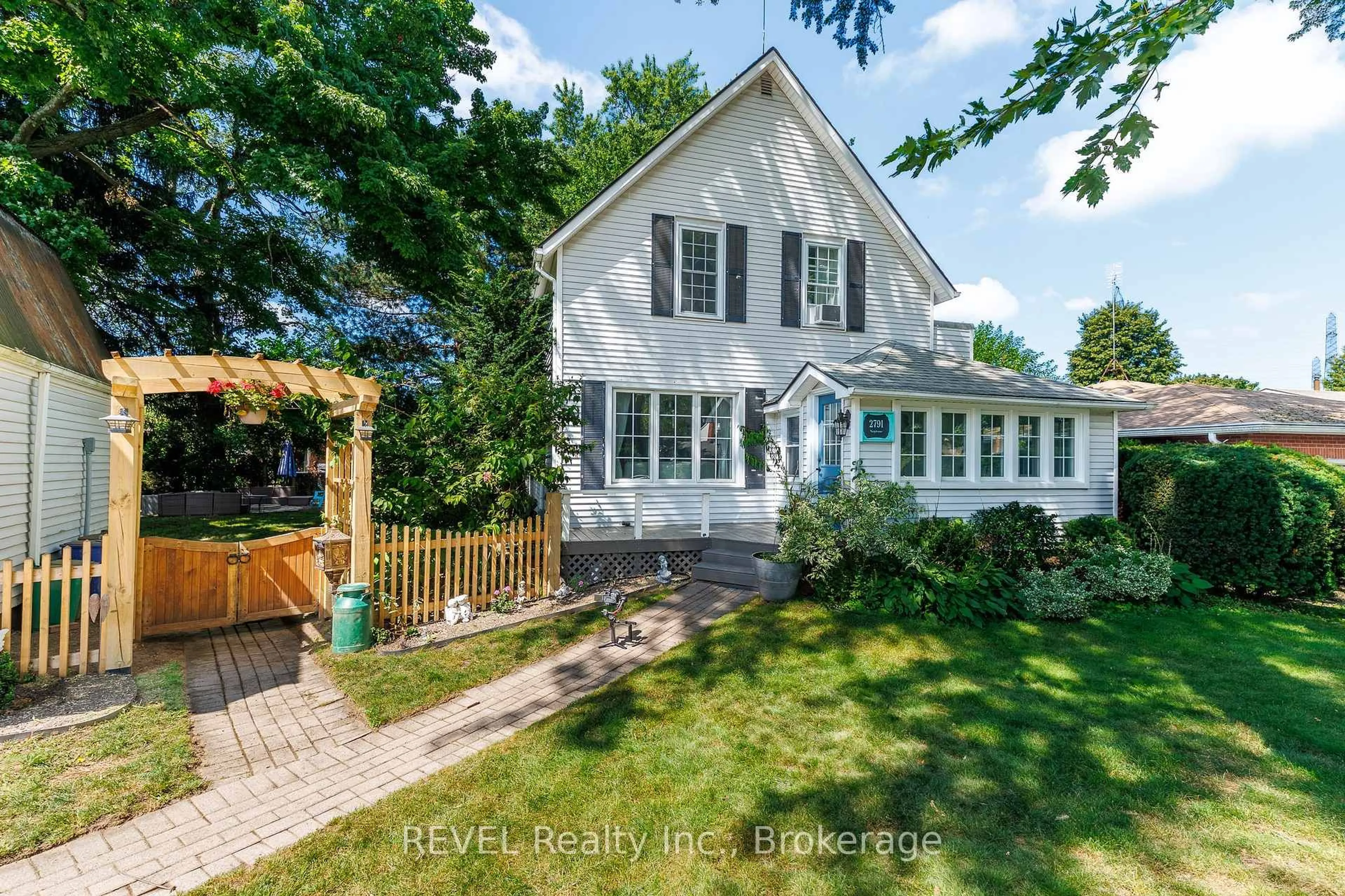 A pic from outside/outdoor area/front of a property/back of a property/a pic from drone, street for 2791 NEPTUNE Cres, Niagara Falls Ontario L2J 3X4