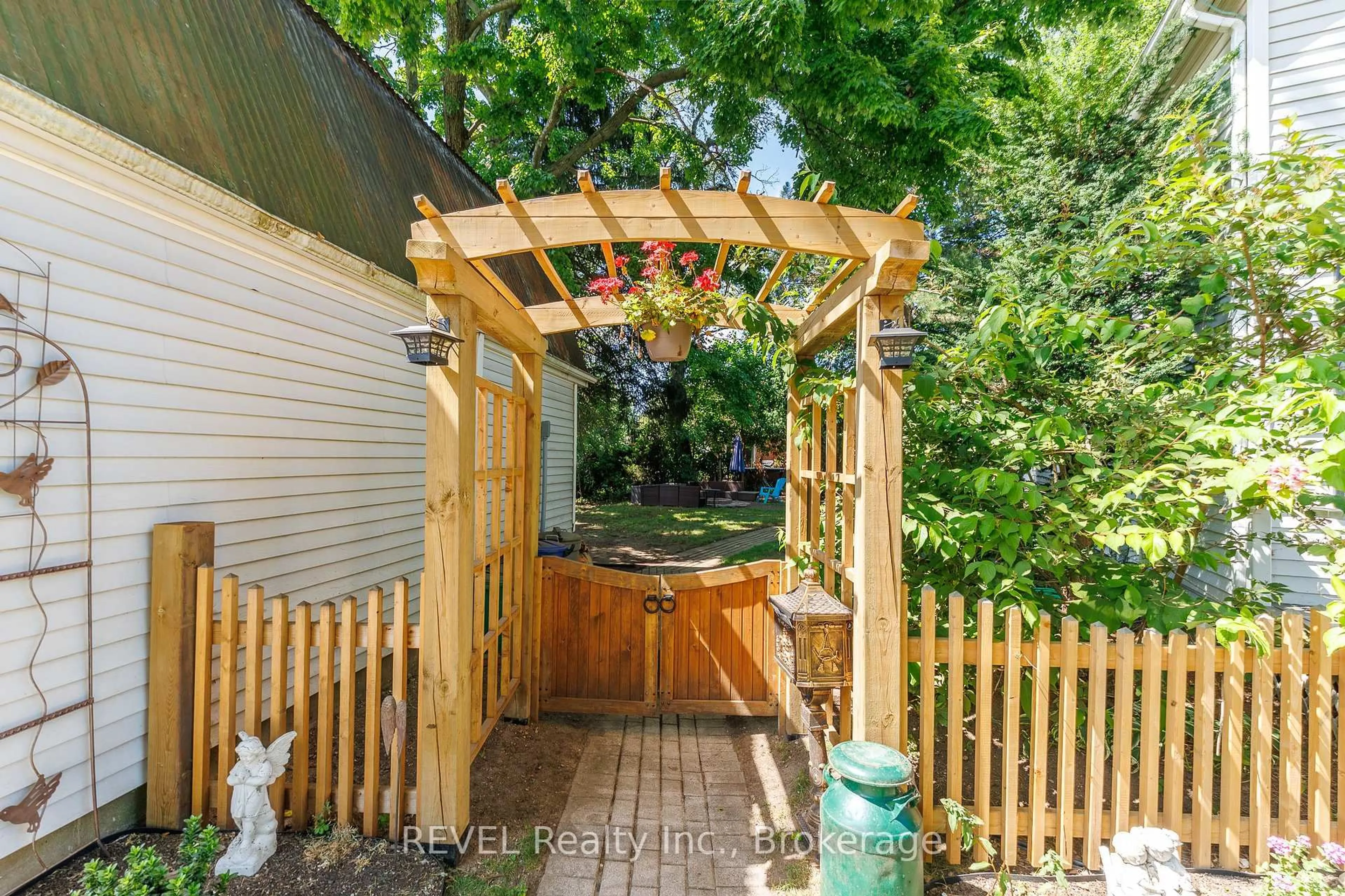 Patio, street for 2791 NEPTUNE Cres, Niagara Falls Ontario L2J 3X4