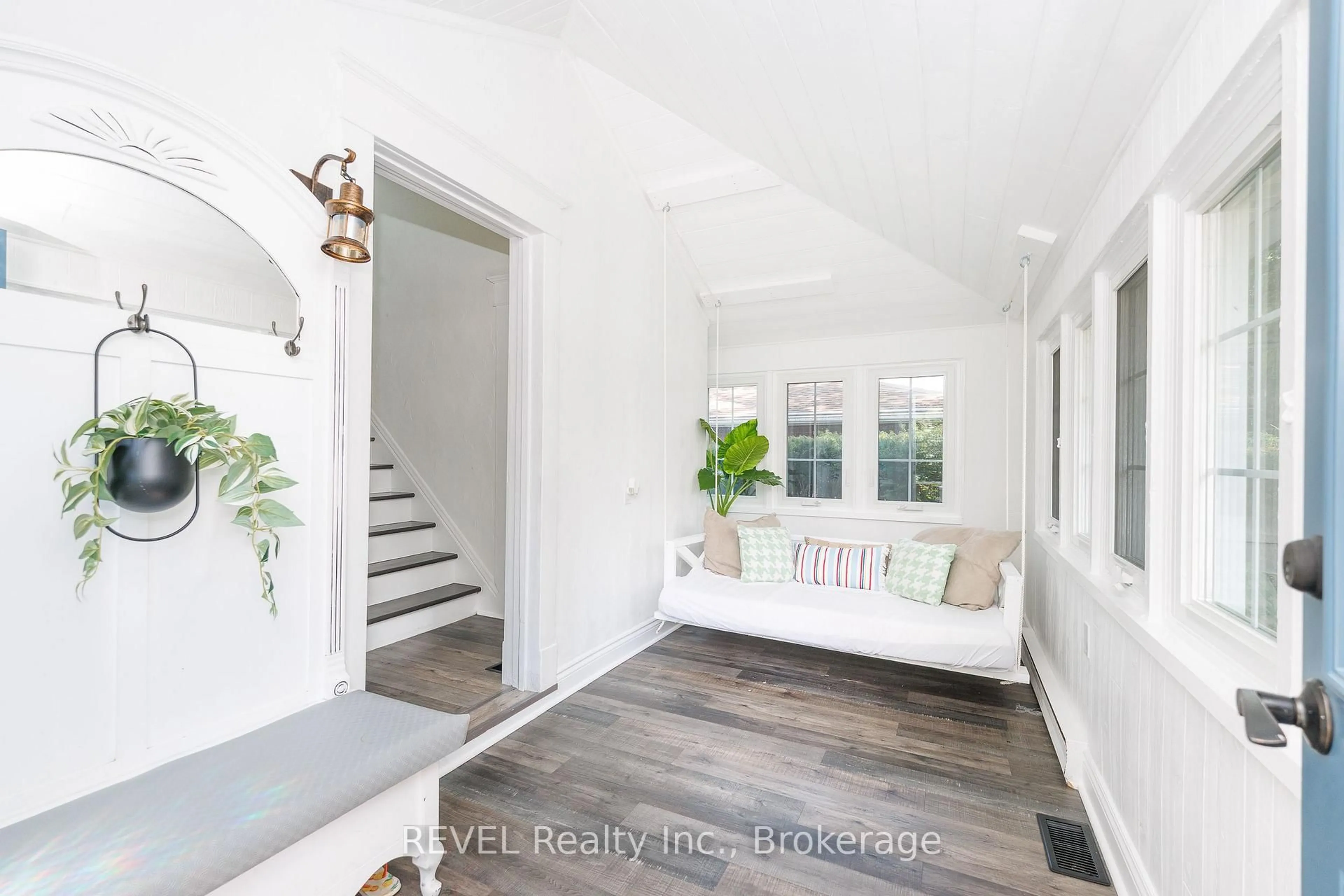 Indoor entryway for 2791 NEPTUNE Cres, Niagara Falls Ontario L2J 3X4