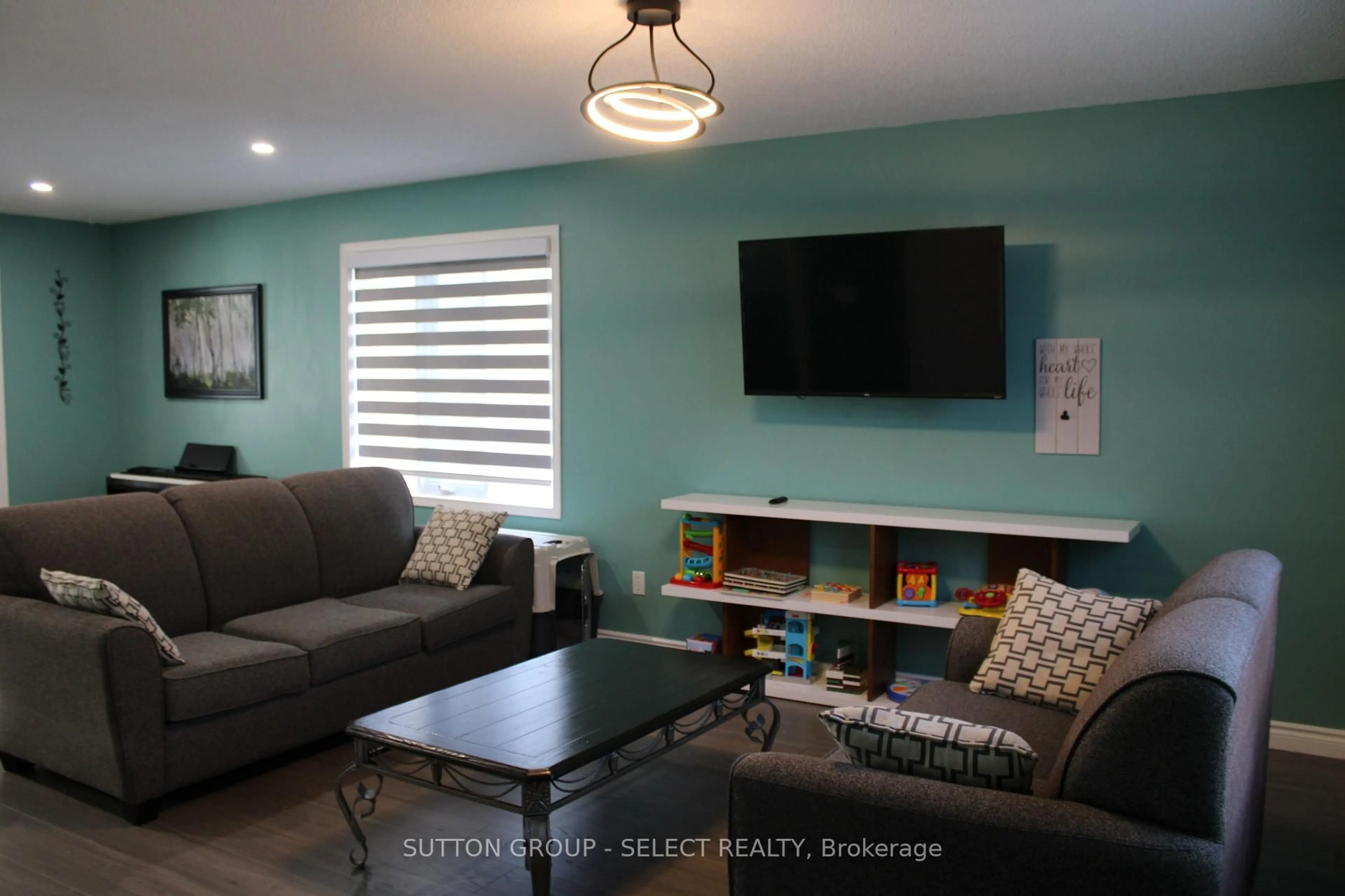 Living room with furniture, wood/laminate floor for 234 Parkview Dr, Strathroy-Caradoc Ontario N7G 4C1