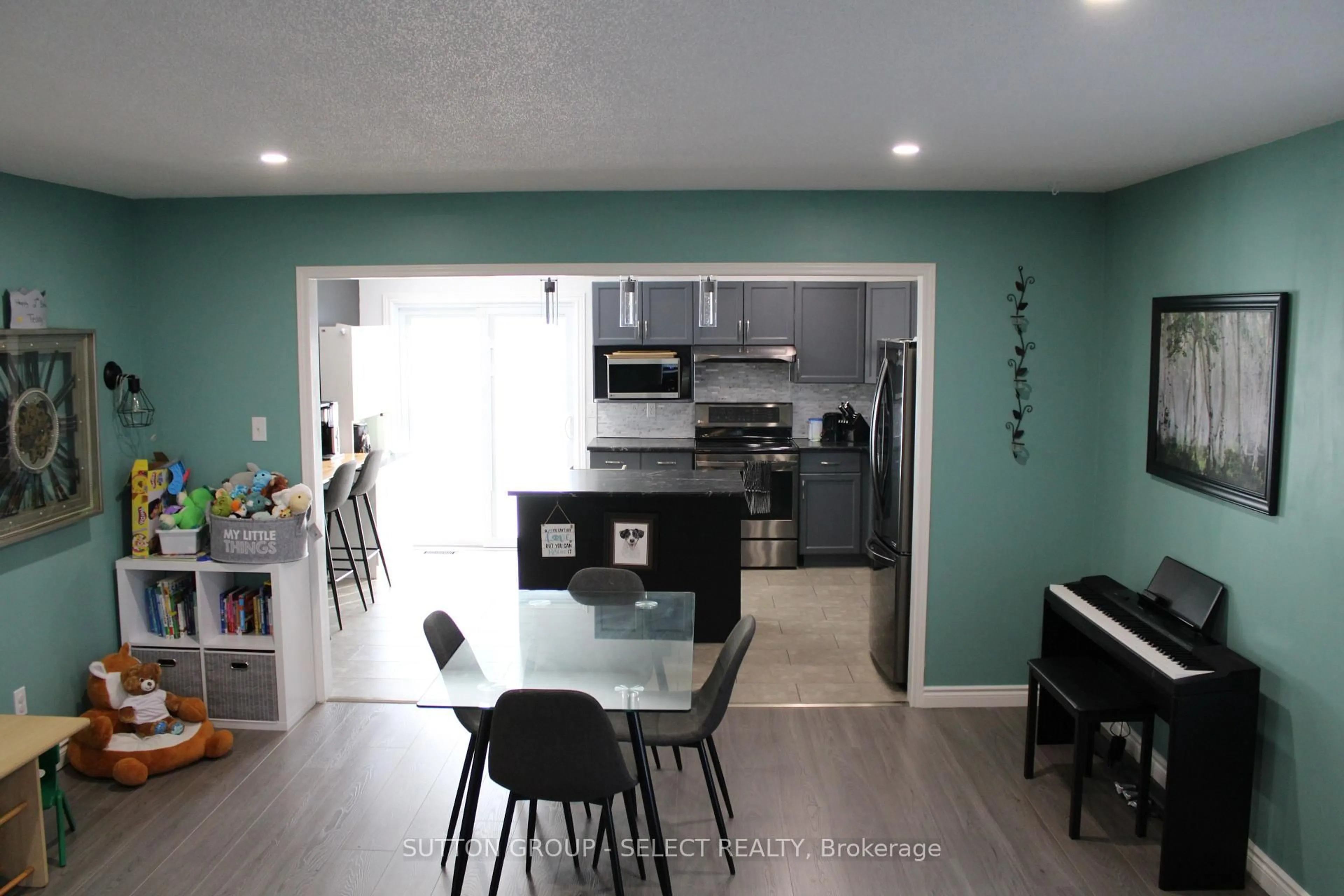 Open concept kitchen, ceramic/tile floor for 234 Parkview Dr, Strathroy-Caradoc Ontario N7G 4C1