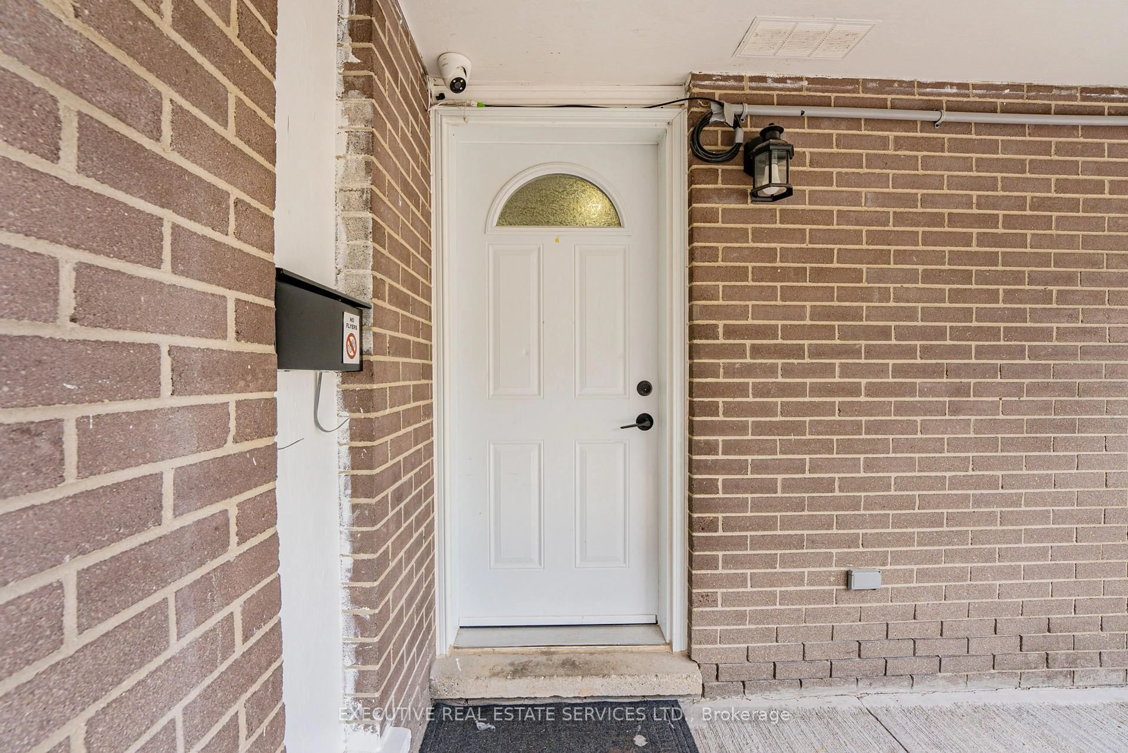 Indoor entryway for 77 Overlea Dr, Kitchener Ontario N2M 1S9