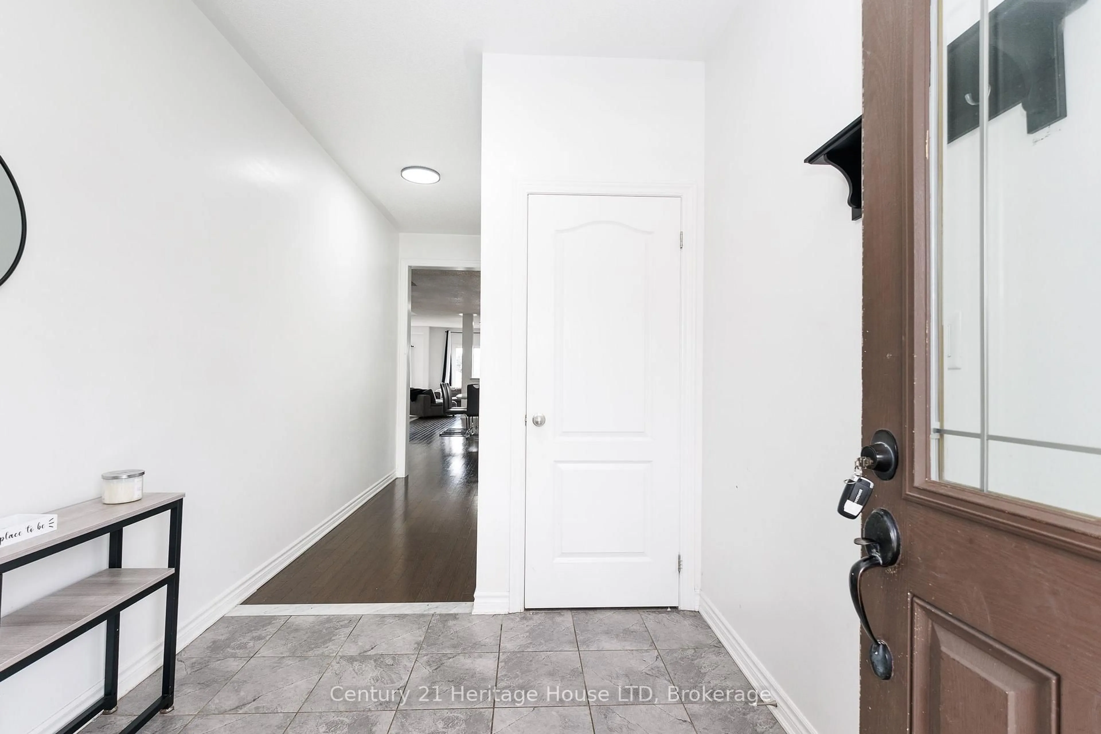Indoor entryway for 50 Palace St, Thorold Ontario L2V 0J7