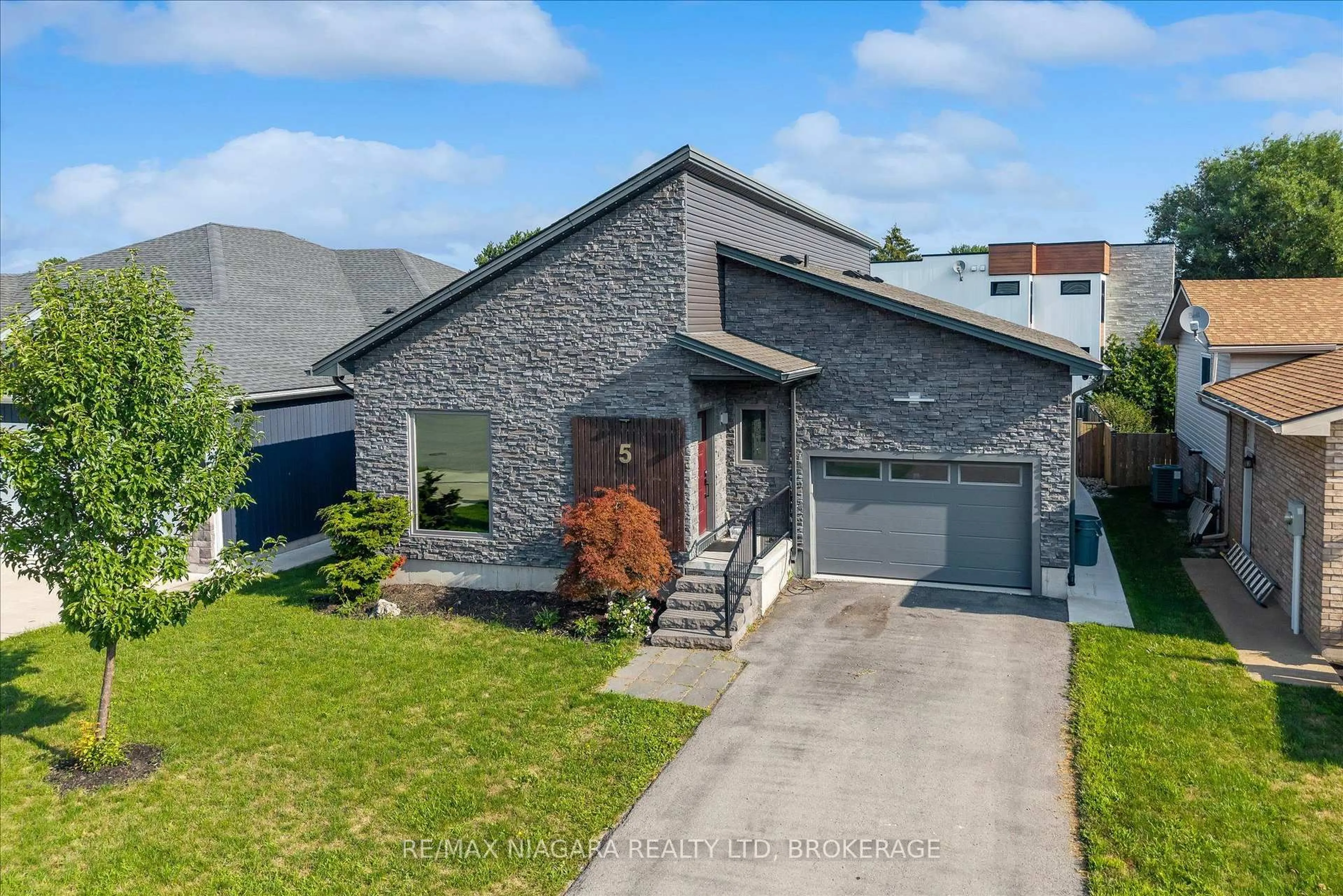 A pic from outside/outdoor area/front of a property/back of a property/a pic from drone, street for 5 Heron Pointe Rd, Port Colborne Ontario L3K 6A9
