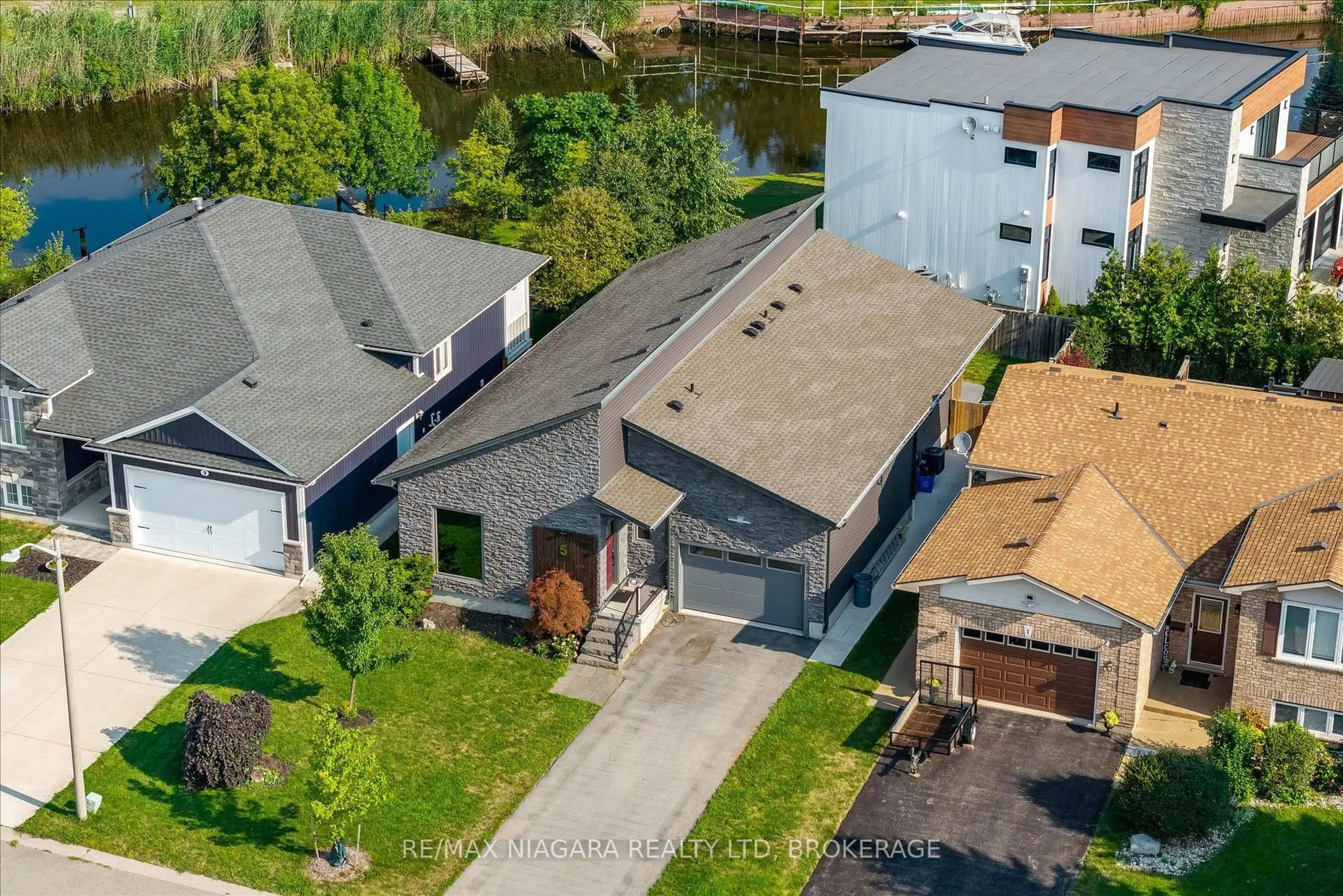 A pic from outside/outdoor area/front of a property/back of a property/a pic from drone, street for 5 Heron Pointe Rd, Port Colborne Ontario L3K 6A9