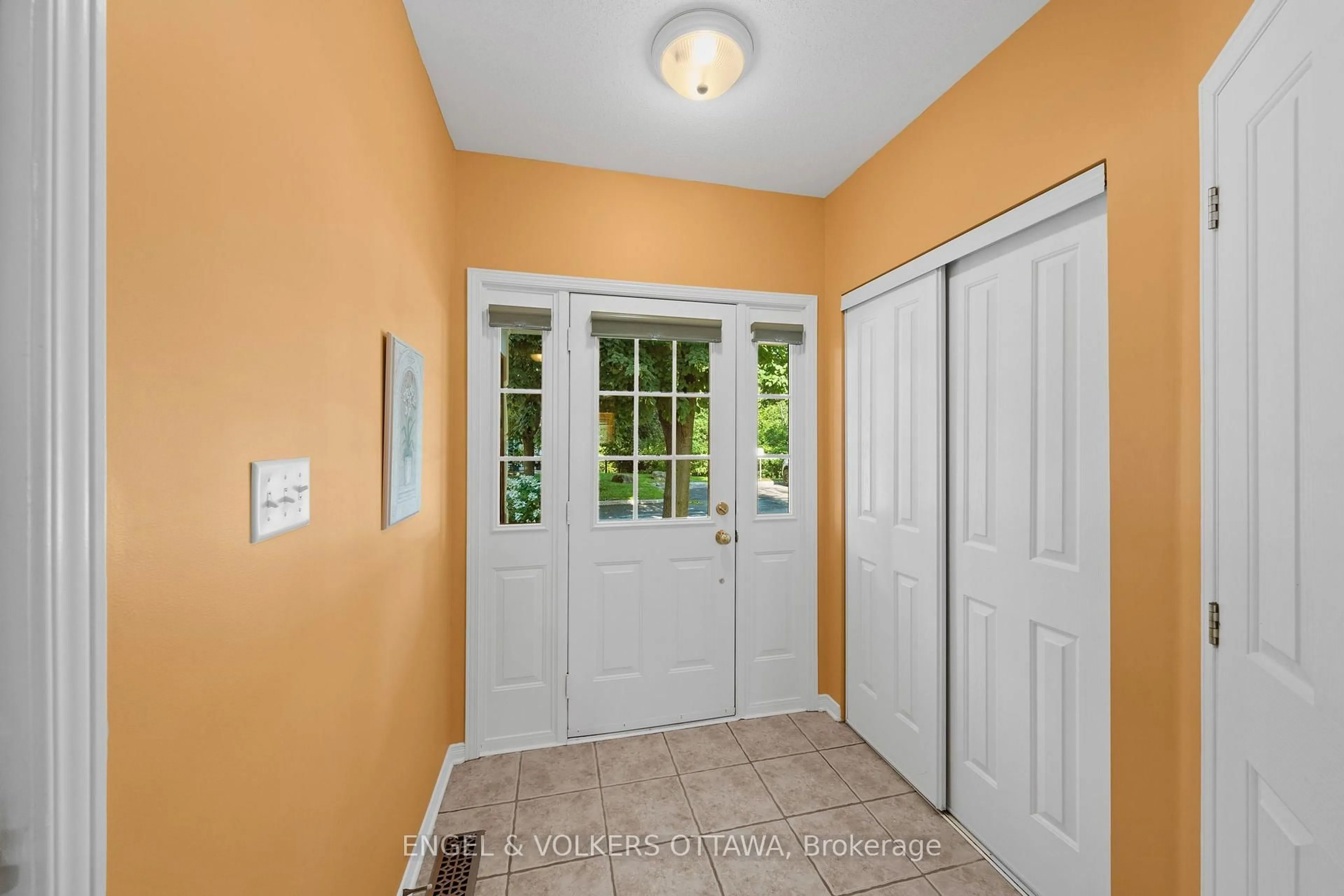 Indoor entryway for 48 Fieldberry Private, Ottawa Ontario K2J 5E8