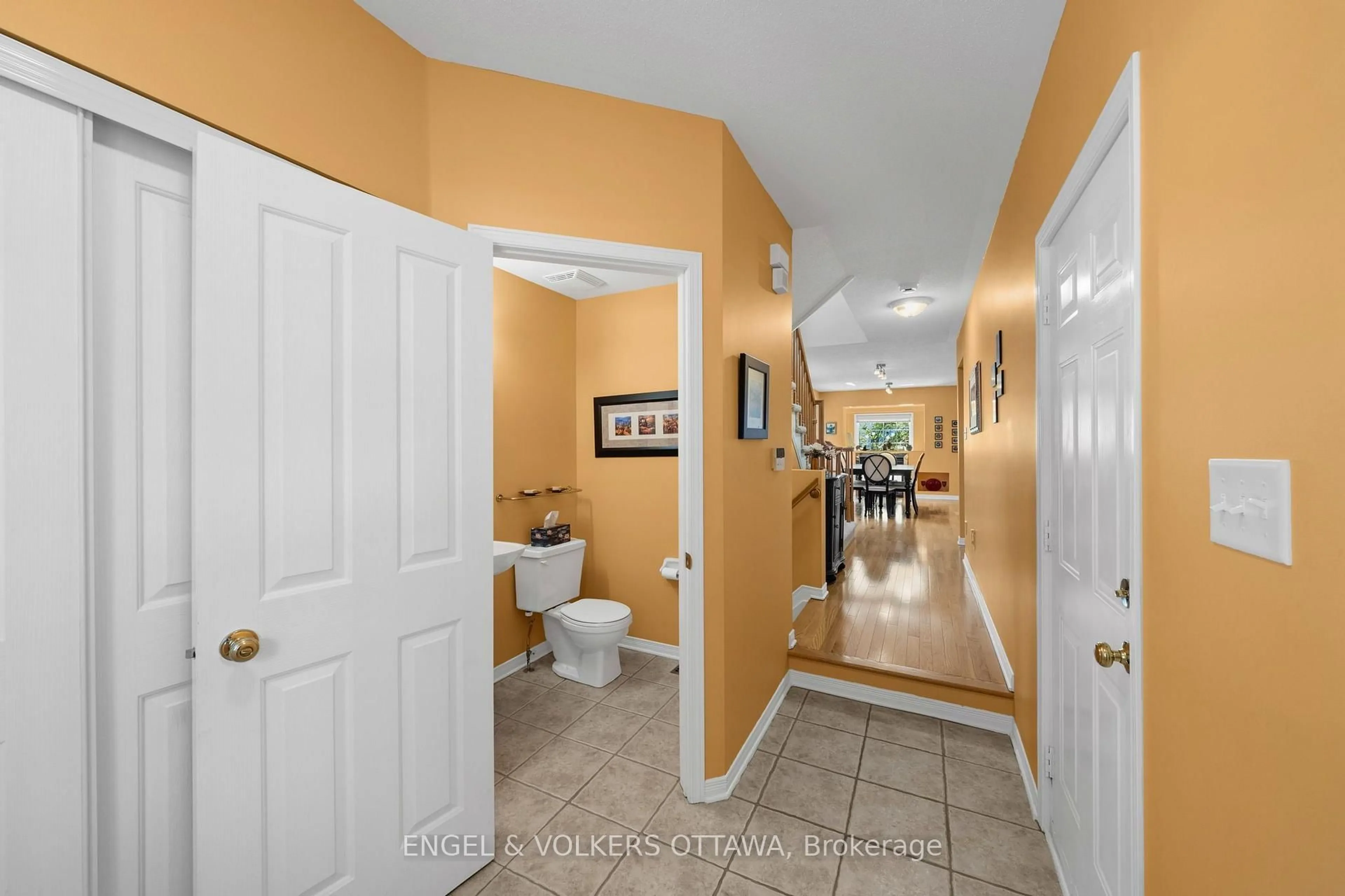 Indoor entryway for 48 Fieldberry Private, Ottawa Ontario K2J 5E8