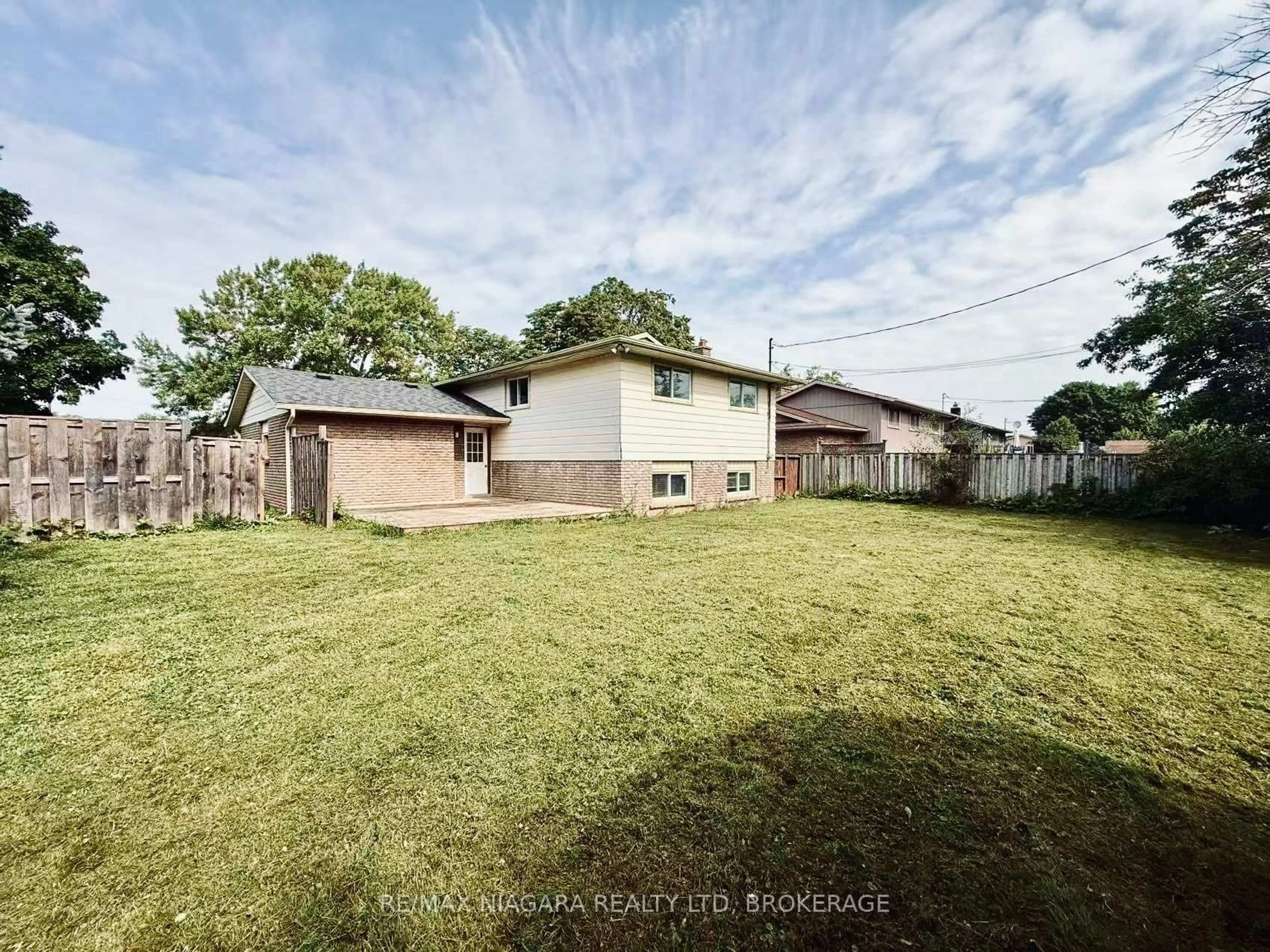 A pic from outside/outdoor area/front of a property/back of a property/a pic from drone, unknown for 3102 Ussher St, Niagara Falls Ontario L2G 6M2