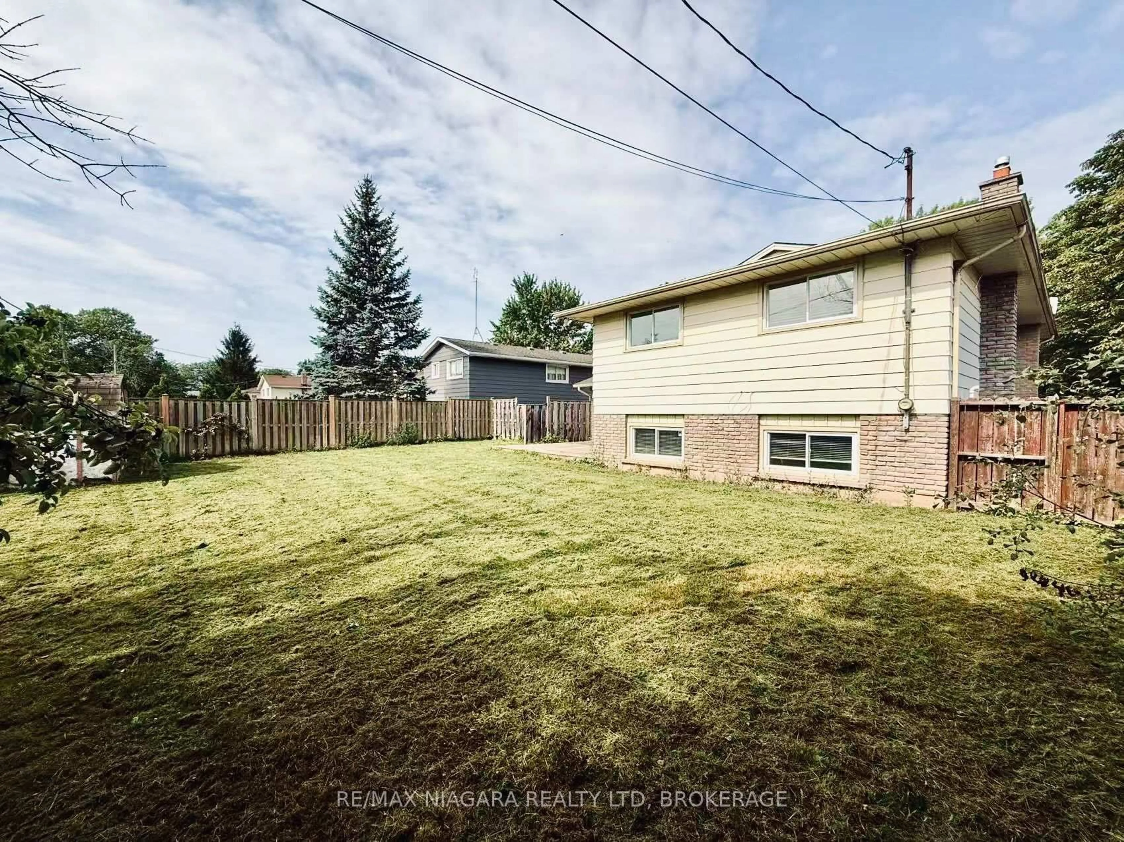 A pic from outside/outdoor area/front of a property/back of a property/a pic from drone, street for 3102 Ussher St, Niagara Falls Ontario L2G 6M2