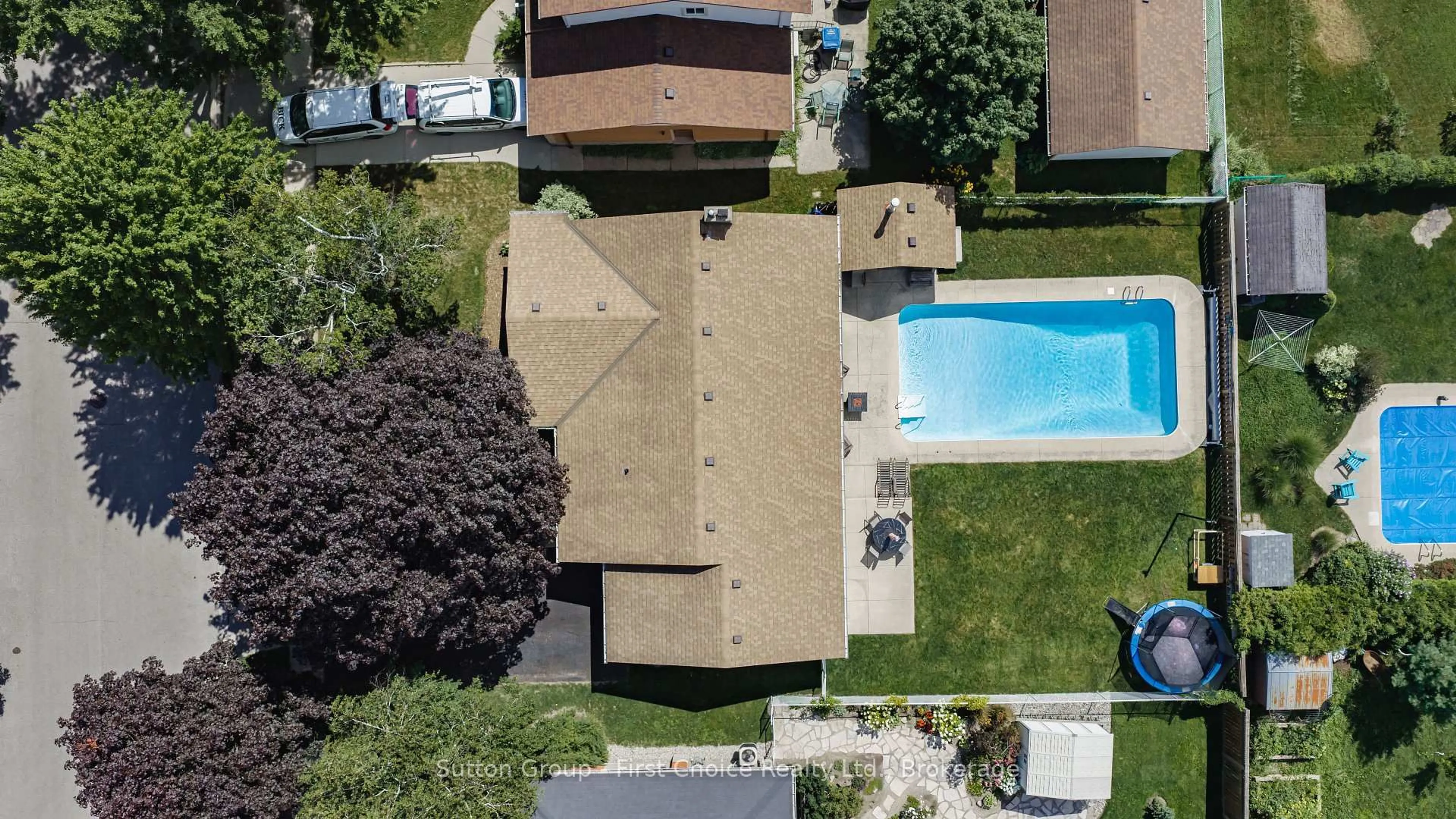 A pic from outside/outdoor area/front of a property/back of a property/a pic from drone, street for 29 Windemere Cres, Stratford Ontario N5A 6A8