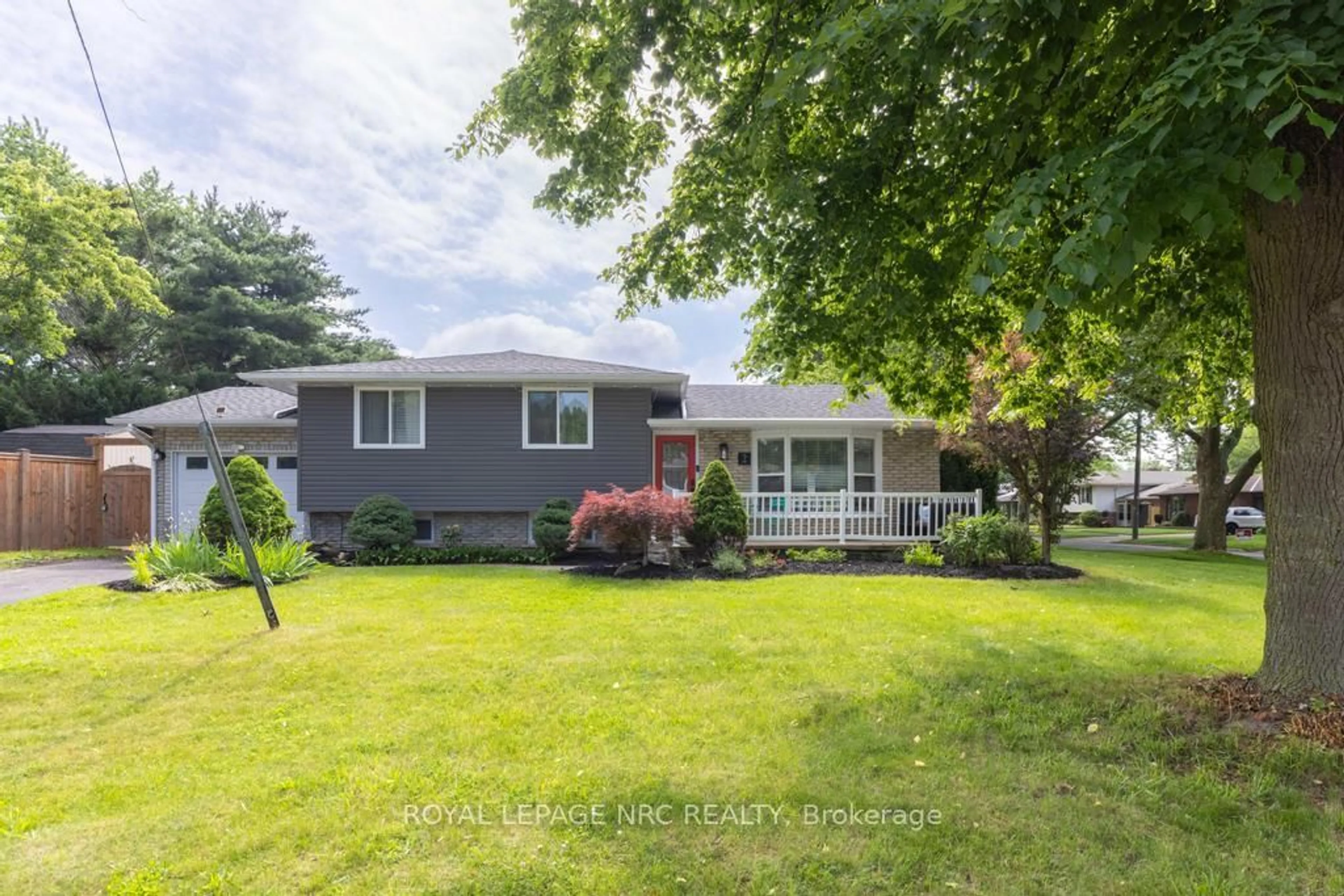 Home with vinyl exterior material, street for 2 Kimberdale Crt, St. Catharines Ontario L2N 5W5