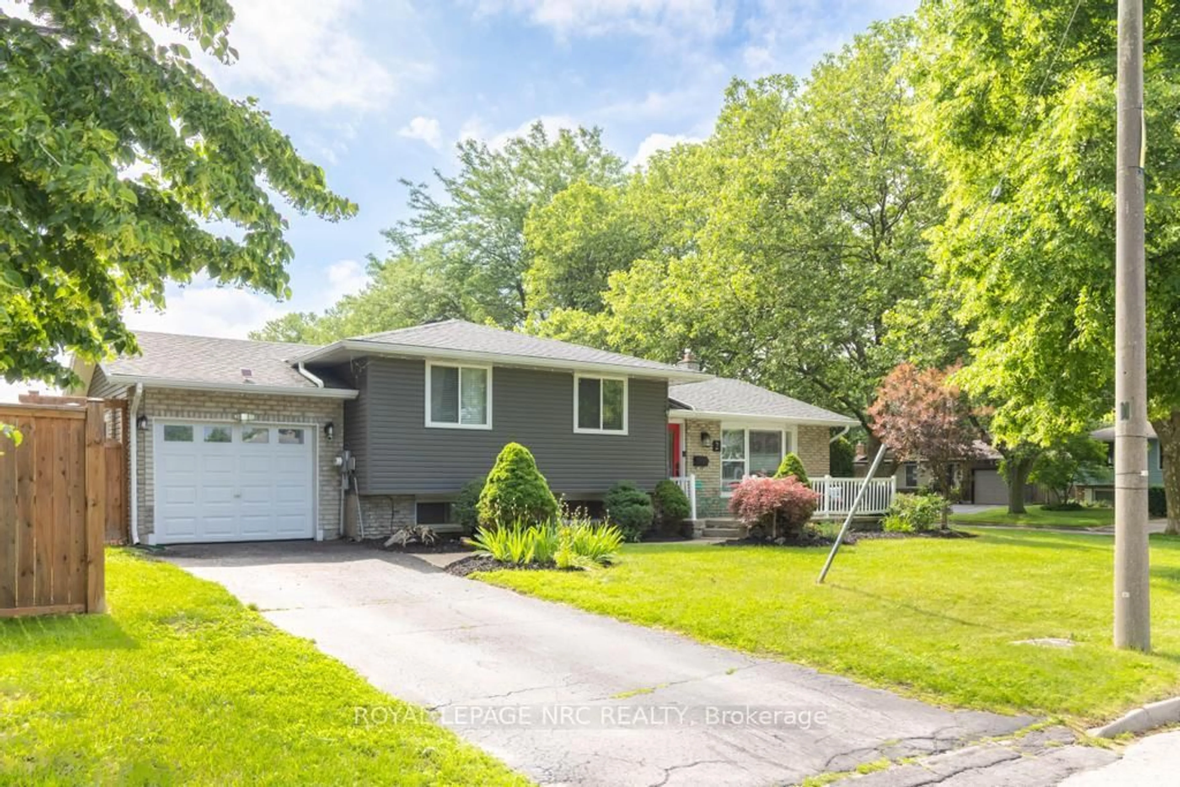 Home with vinyl exterior material, street for 2 Kimberdale Crt, St. Catharines Ontario L2N 5W5