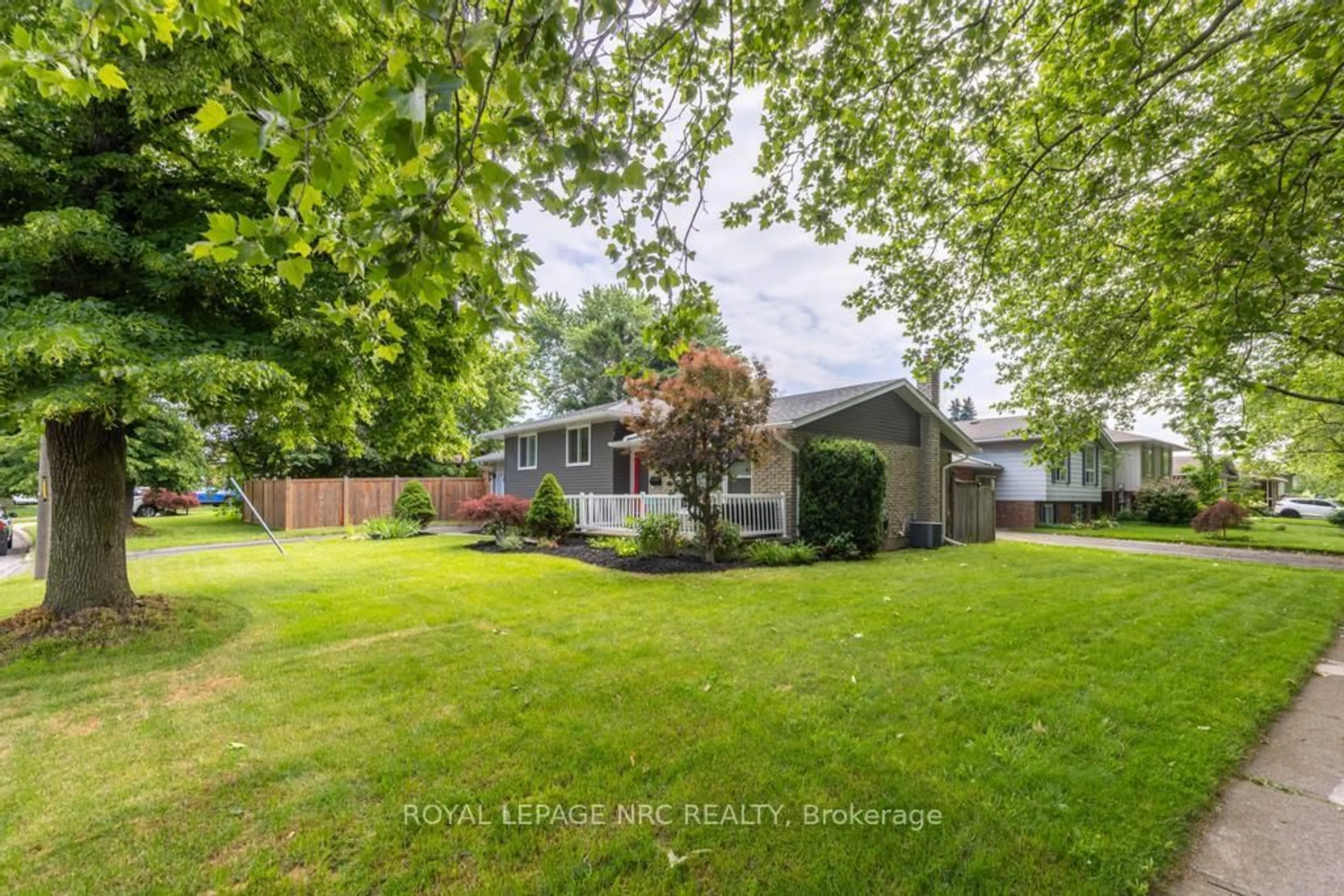 Patio, street for 2 Kimberdale Crt, St. Catharines Ontario L2N 5W5